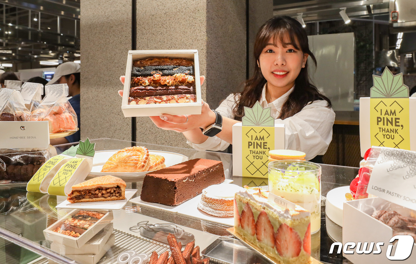 (서울=뉴스1) = 25일 서울 영등포구 더현대 서울 지하 1층에 위치한 셰프 연합 디저트 팝업스토어에서 직원이 디저트 제품을 소개하고 있다. 현대백화점은 더현대 서울에서 오는 2 …