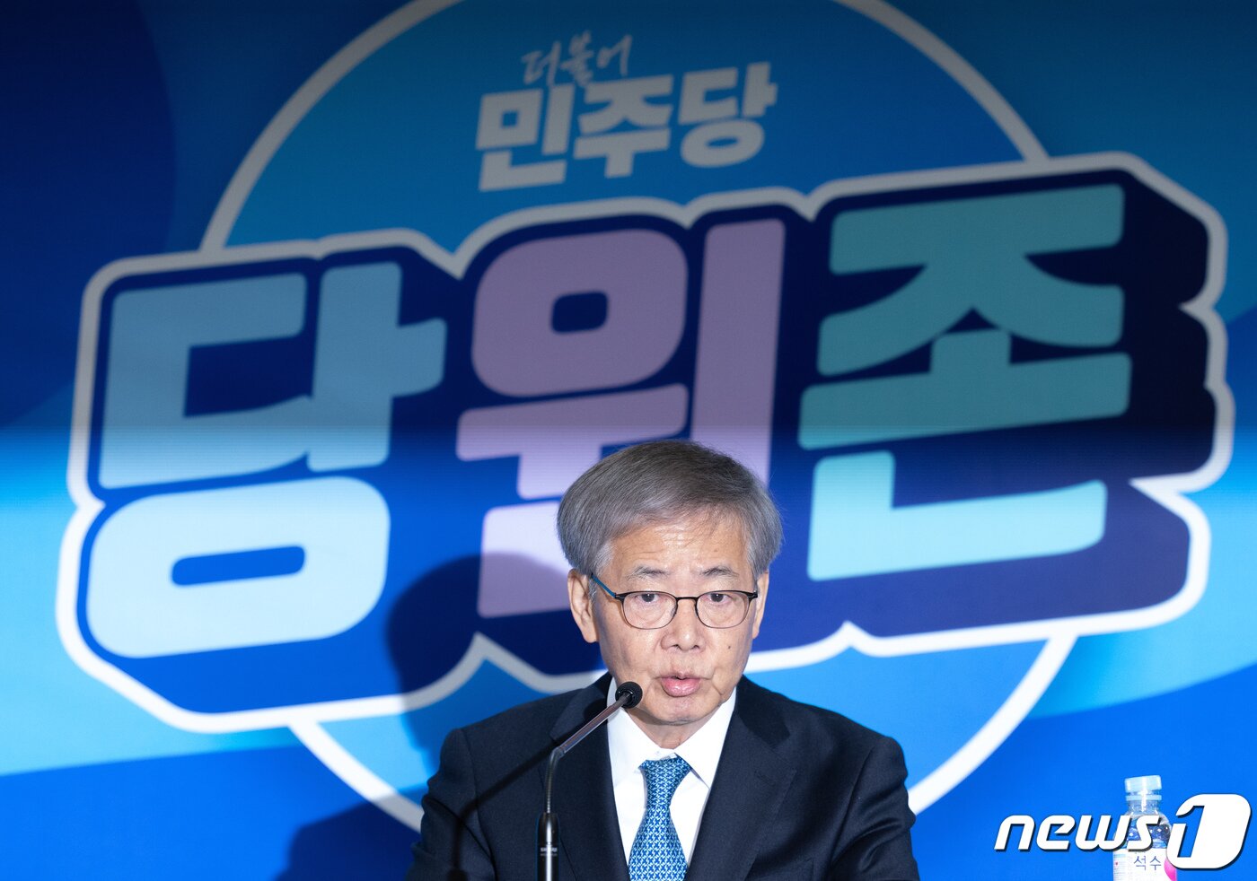 본문 이미지 - 임혁백 더불어민주당 중앙당공직선거후보자추천관리위원장이 25일 오후 서울 여의도 민주당 중앙당사에서 기자회견을 갖고 21개 선거구에 대한 공천 후보자 심사 결과를 발표하고 있다. 2024.2.25/뉴스1 ⓒ News1 이재명 기자