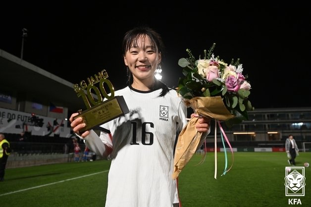 대한민국 여자 축구국가대표팀&#40;FIFA 랭킹 20위&#41;의 장슬기가 25일&#40;한국시간&#41; 포르투갈 리스본의 풋볼시티 경기장에서 열린 체코&#40;28위&#41;와 친선 경기에서 A매치 100경기 출전을 달성한 뒤 기념패를 들고 기념 촬영을 하고 있다. &#40;대한축구협회 제공&#41; 2024.2.25/뉴스1 ⓒ News1 김진환 기자