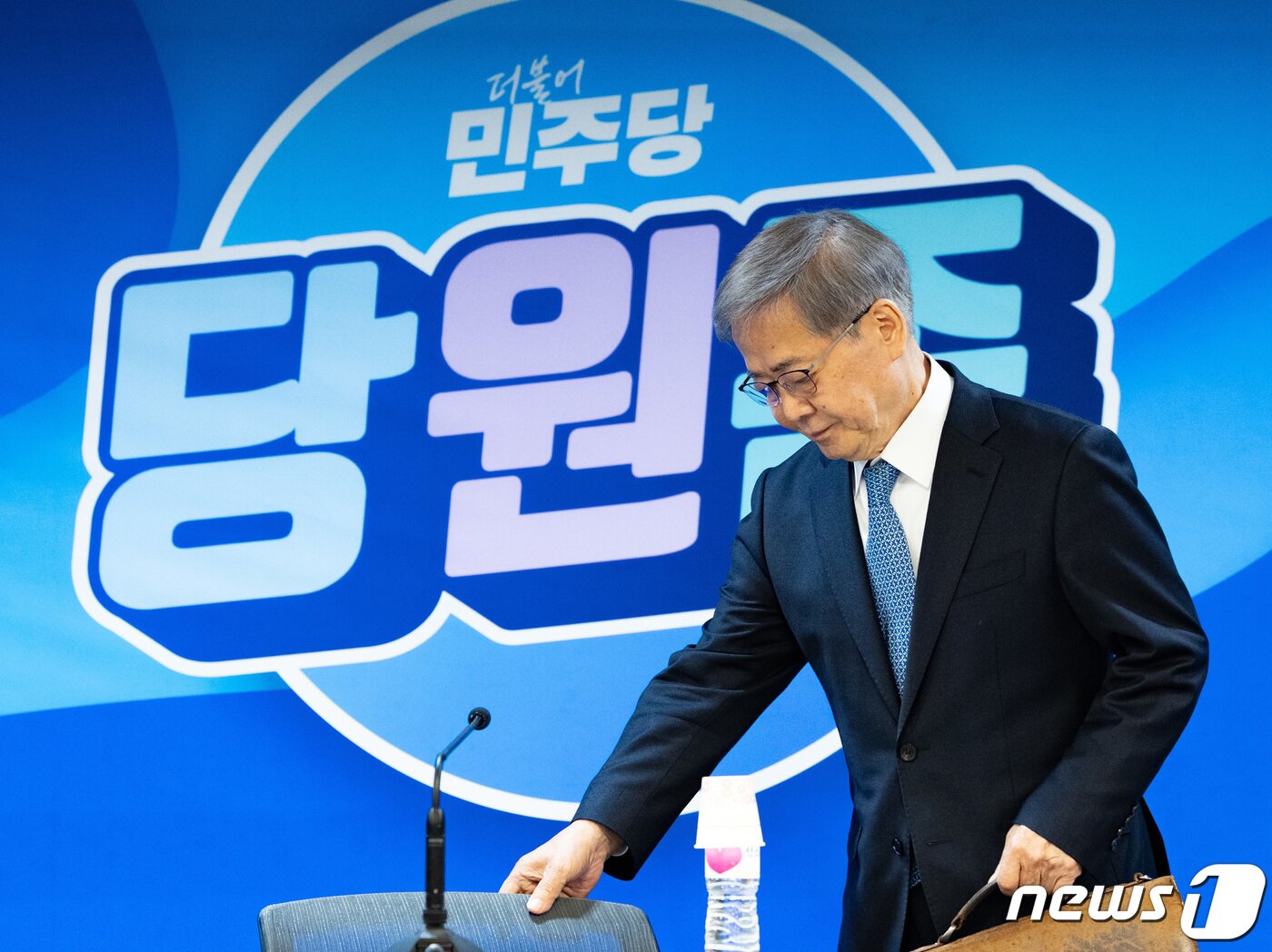 본문 이미지 - 임혁백 더불어민주당 중앙당공직선거후보자추천관리위원장이 25일 오후 서울 여의도 민주당 중앙당사에서 21개 선거구에 대한 공천 후보자 심사 결과를 발표를 하기 위해 들어서고 있다. 2024.2.25/뉴스1 ⓒ News1 이재명 기자