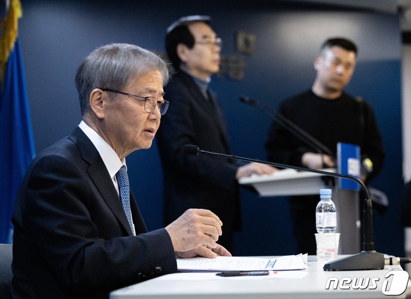 본문 이미지 - 임혁백 더불어민주당 중앙당공직선거후보자추천관리위원장이 25일 오후 서울 여의도 민주당 중앙당사에서 기자회견을 갖고 21개 선거구에 대한 공천 후보자 심사 결과를 발표하고 있다. 2024.2.25/뉴스1 ⓒ News1 이재명 기자
