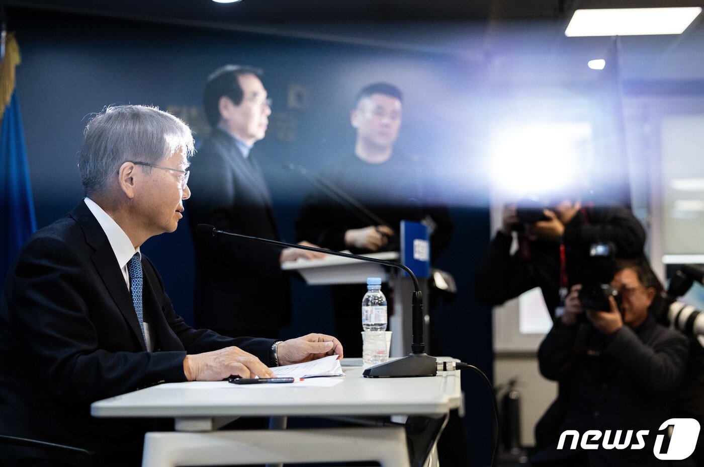 본문 이미지 - 임혁백 더불어민주당 중앙당공직선거후보자추천관리위원장이 25일 오후 서울 여의도 민주당 중앙당사에서 기자회견을 갖고 21개 선거구에 대한 공천 후보자 심사 결과를 발표하고 있다. 2024.2.25/뉴스1 ⓒ News1 이재명 기자
