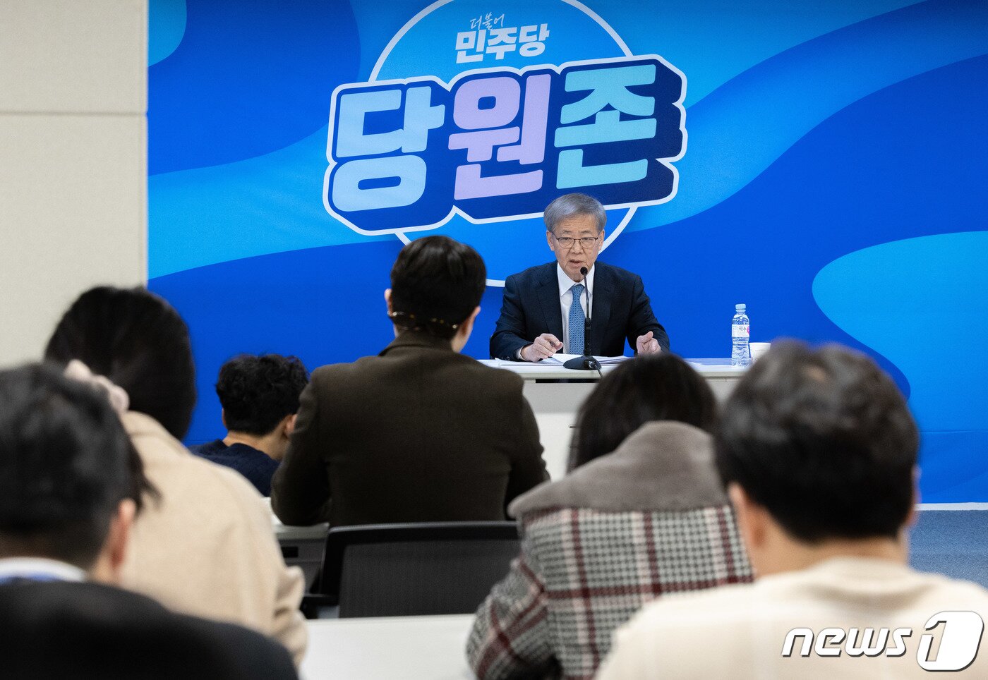 본문 이미지 - 임혁백 더불어민주당 중앙당공직선거후보자추천관리위원장이 25일 오후 서울 여의도 민주당 중앙당사에서 기자회견을 갖고 21개 선거구에 대한 공천 후보자 심사 결과를 발표하고 있다. 2024.2.25/뉴스1 ⓒ News1 이재명 기자