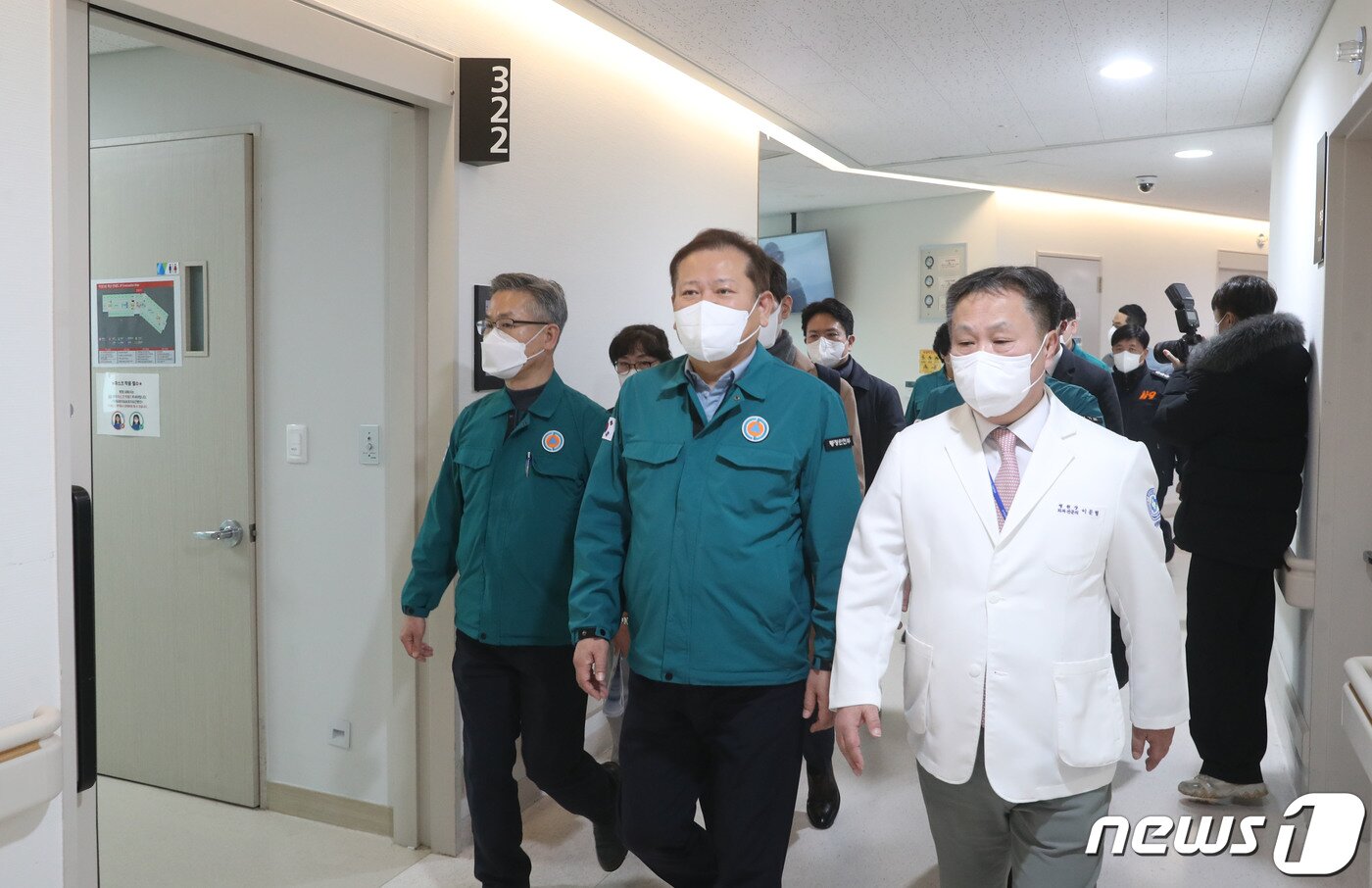 본문 이미지 - 이상민 행정안전부 장관이 25일 오후 경기 이천시 경기도의료원이천병원을 방문해 24시간 응급실 기능 유지 등 비상진료체계 점검을 하며 시설을 둘러보고 있다. 2024.2.25/뉴스1 ⓒ News1 김영운 기자