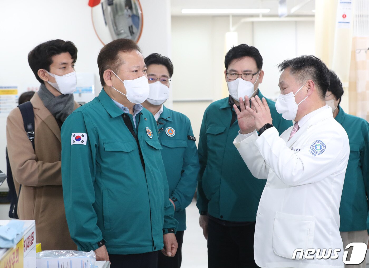 본문 이미지 - 이상민 행정안전부 장관이 25일 오후 경기 이천시 경기도의료원이천병원을 방문해 24시간 응급실 기능 유지 등 비상진료체계 점검을 하며 시설을 둘러보고 있다. 2024.2.25/뉴스1 ⓒ News1 김영운 기자