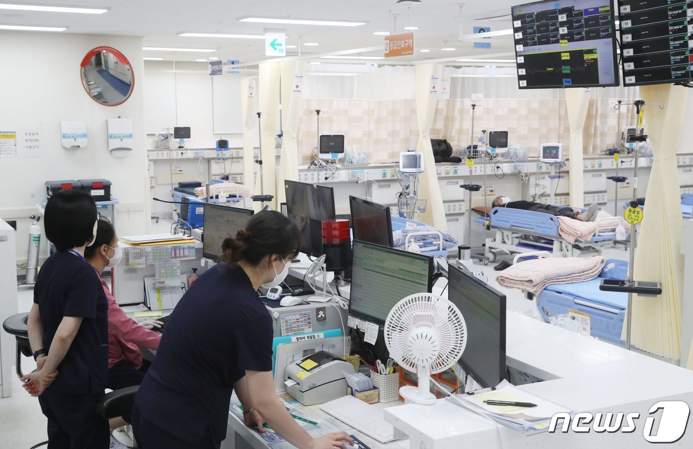 본문 이미지 - 정부의 의과대학 정원 증원에 반대하는 전공의들의 집단행동이 본격화 하며 환자들의 불편이 가중되는 가운데 25일 오후 경기 이천기 경기도의료원이천병원 응급실에서 의료진들이 업무를 보고 있다. 2024.2.25/뉴스1 ⓒ News1 김영운 기자