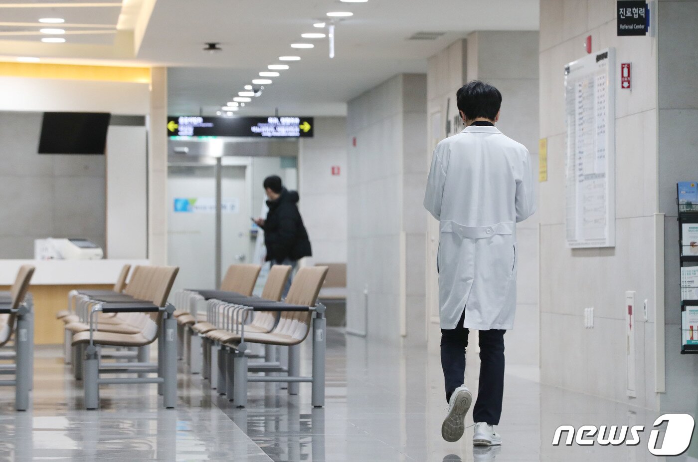 본문 이미지 - 정부의 의과대학 정원 증원에 반대하는 전공의들의 집단행동이 본격화 하며 환자들의 불편이 가중되는 가운데 25일 오후 경기 이천기 경기도의료원이천병원에서 의료진이 발걸음을 옮기고 있다. 2024.2.25/뉴스1 ⓒ News1 김영운 기자