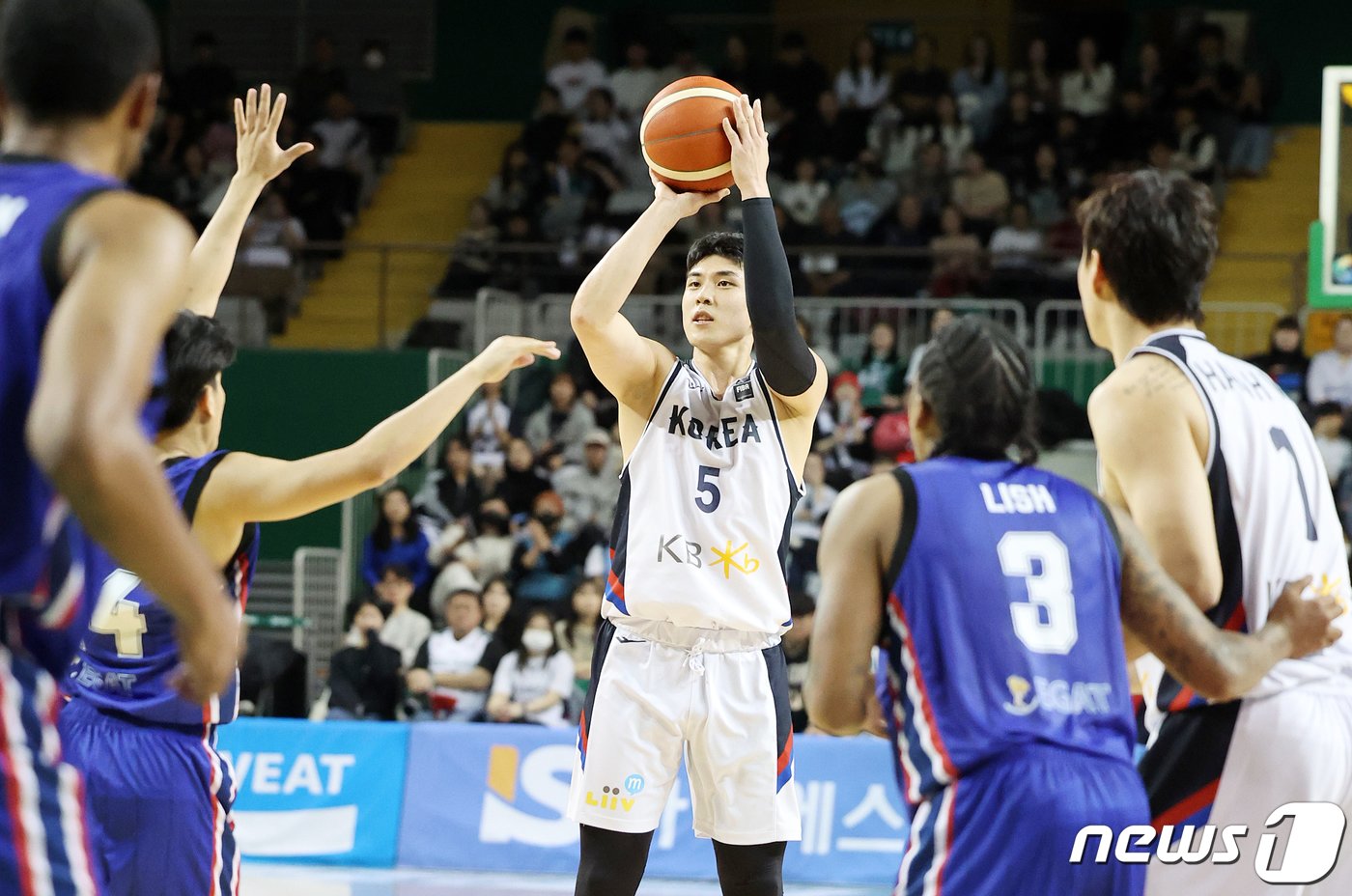 대한민국 변준형이 25일 오후 강원 원주종합체육관에서 열린 2025 FIBA&#40;국제농구연맹&#41; 아시아컵 예선 윈도우1 A조 예선 태국과의 경기에서 3점슛을 던지고 있다. 2024.2.25/뉴스1 ⓒ News1 김진환 기자