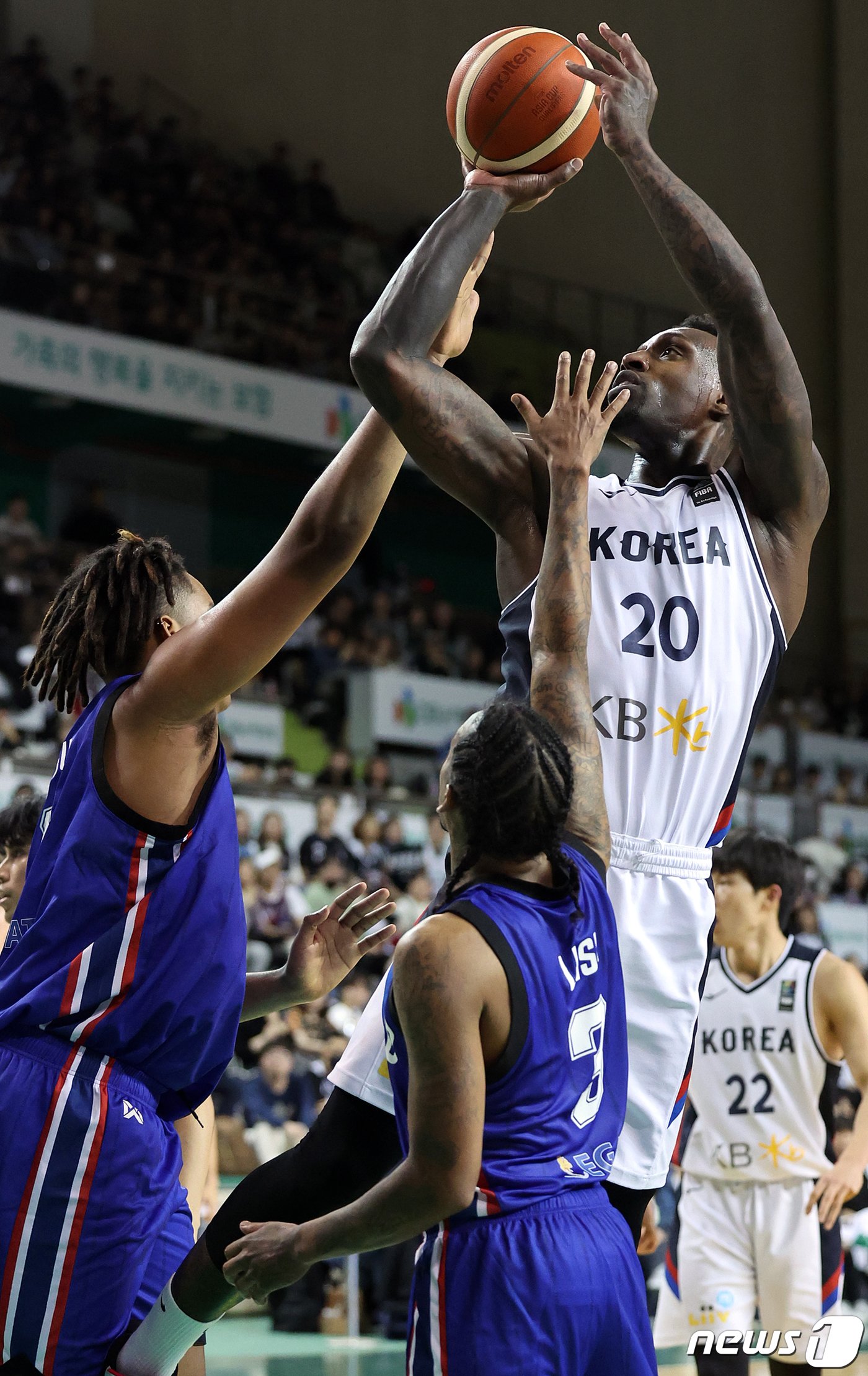 대한민국 라건아가 25일 오후 강원 원주종합체육관에서 열린 2025 FIBA&#40;국제농구연맹&#41; 아시아컵 예선 윈도우1 A조 예선 태국과의 경기에서 상대 수비 앞에서 골밑슛을 하고 있다. 2024.2.25/뉴스1 ⓒ News1 김진환 기자