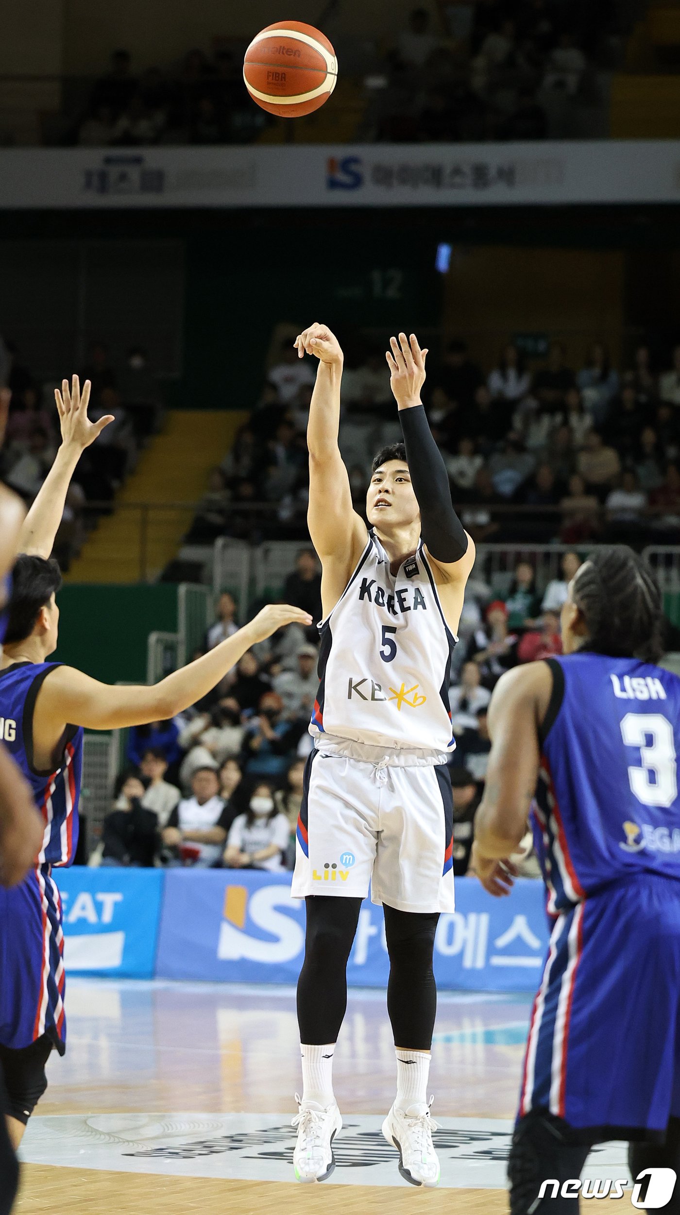 대한민국 변준형이 25일 오후 강원 원주종합체육관에서 열린 2025 FIBA&#40;국제농구연맹&#41; 아시아컵 예선 윈도우1 A조 예선 태국과의 경기에서 3점슛을 던지고 있다. 2024.2.25/뉴스1 ⓒ News1 김진환 기자