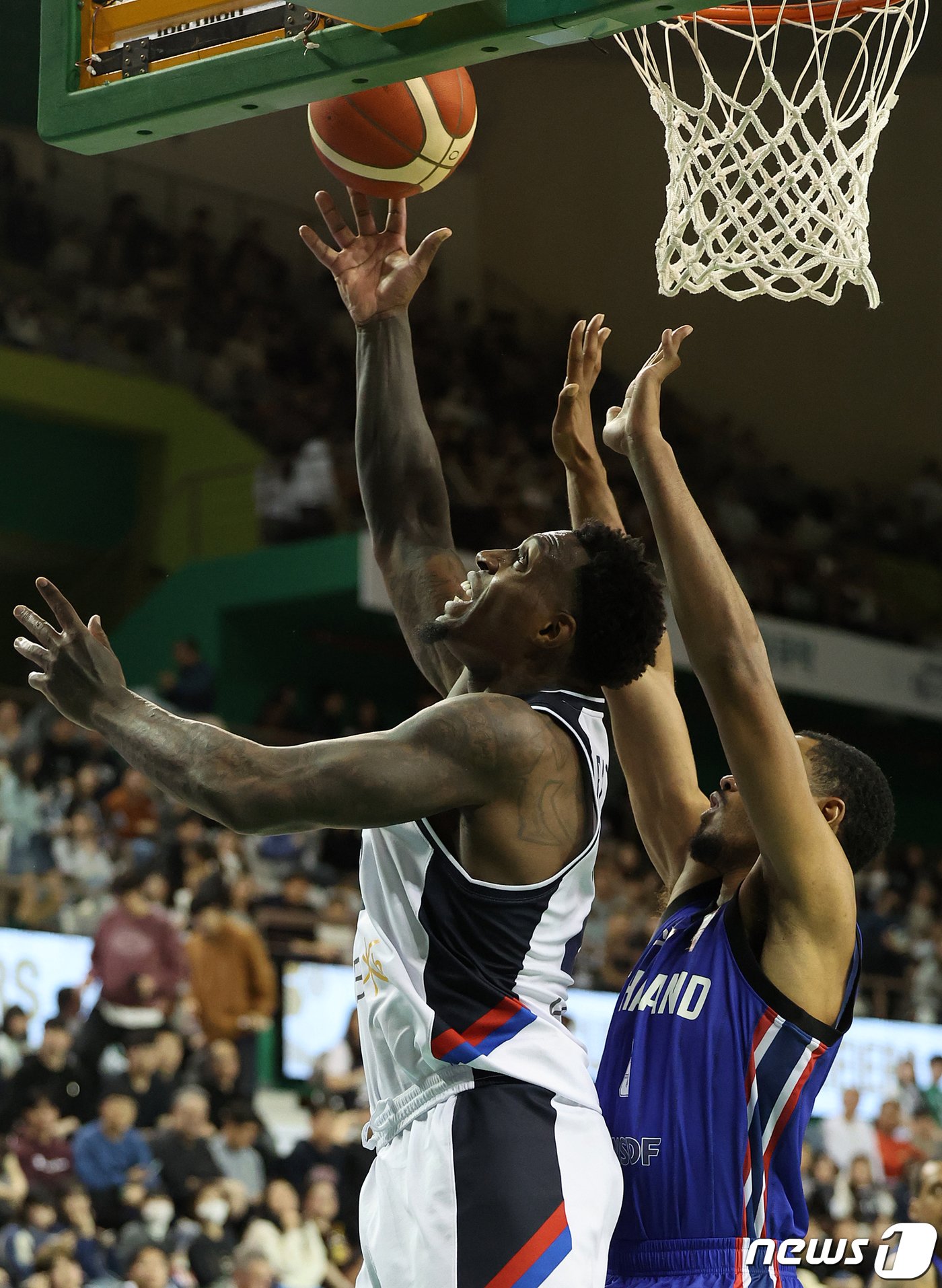 대한민국 라건아가 25일 오후 강원 원주종합체육관에서 열린 2025 FIBA&#40;국제농구연맹&#41; 아시아컵 예선 윈도우1 A조 예선 태국과의 경기에서 골밑슛을 하고 있다. 2024.2.25/뉴스1 ⓒ News1 김진환 기자