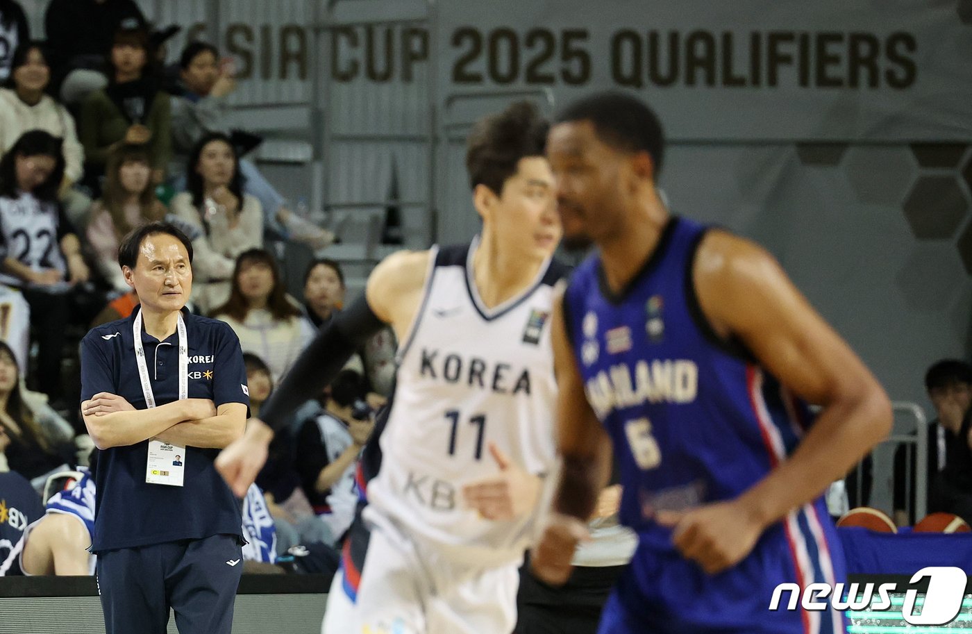 대한민국 안준호 감독이 25일 오후 강원 원주종합체육관에서 열린 2025 FIBA&#40;국제농구연맹&#41; 아시아컵 예선 윈도우1 A조 예선 태국과의 경기에서 경기를 지켜보고 있다. 2024.2.25/뉴스1 ⓒ News1 김진환 기자