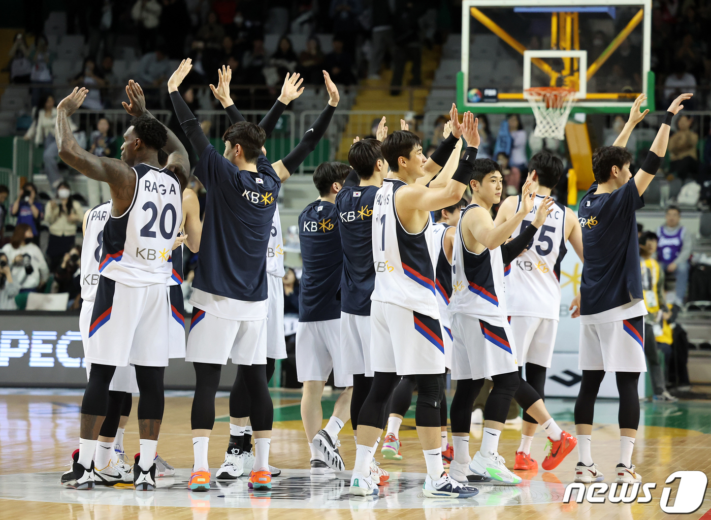 (원주=뉴스1) 김진환 기자 = 대한민국 남자농구대표팀 선수들이 25일 오후 강원 원주종합체육관에서 열린 2025 FIBA(국제농구연맹) 아시아컵 예선 윈도우1 A조 예선 태국과의 …