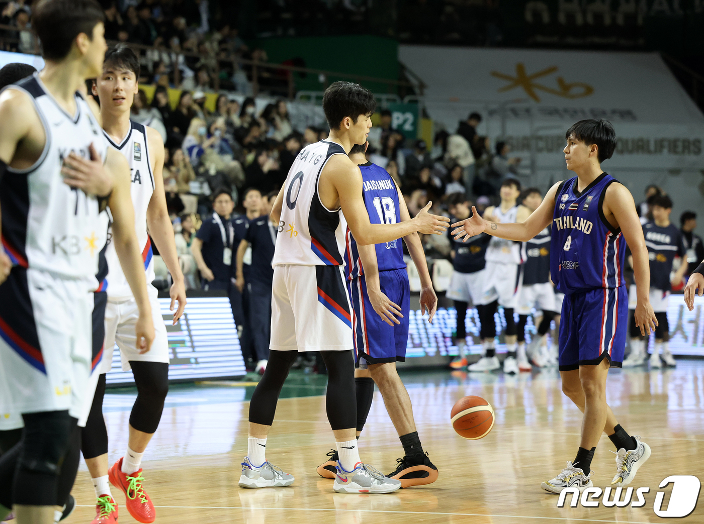 (원주=뉴스1) 김진환 기자 = 대한민국 남자농구대표팀 선수들이 25일 오후 강원 원주종합체육관에서 열린 2025 FIBA(국제농구연맹) 아시아컵 예선 윈도우1 A조 예선 태국과의 …