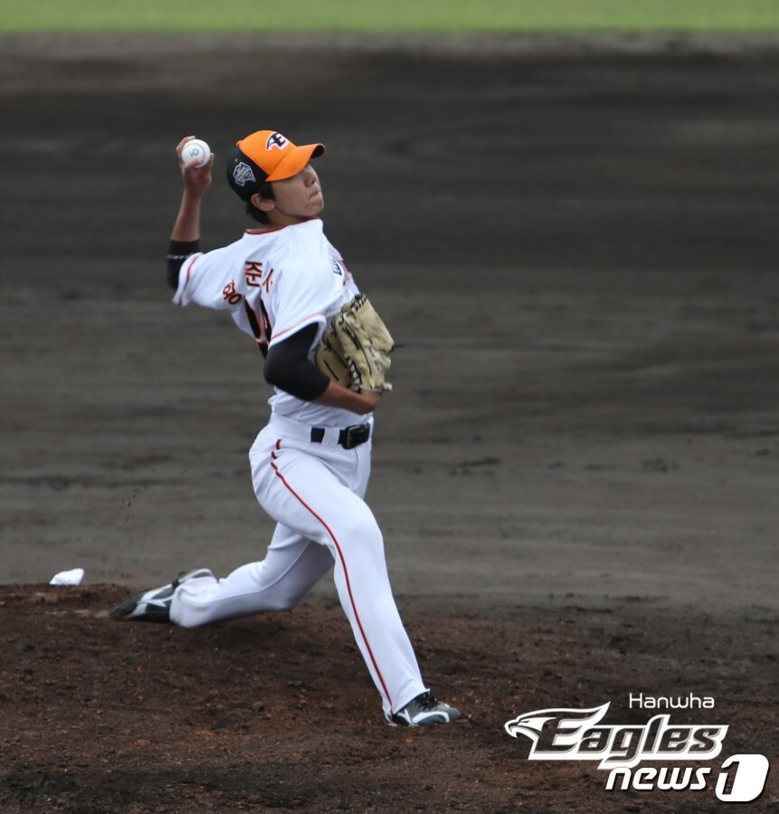 본문 이미지 - 황준서가 25일 일본 오키나와 고친다 야구장에서 열린 한신 타이거스 2군과 경기에서 공을 던지고 있다.(한화이글스 제공)
