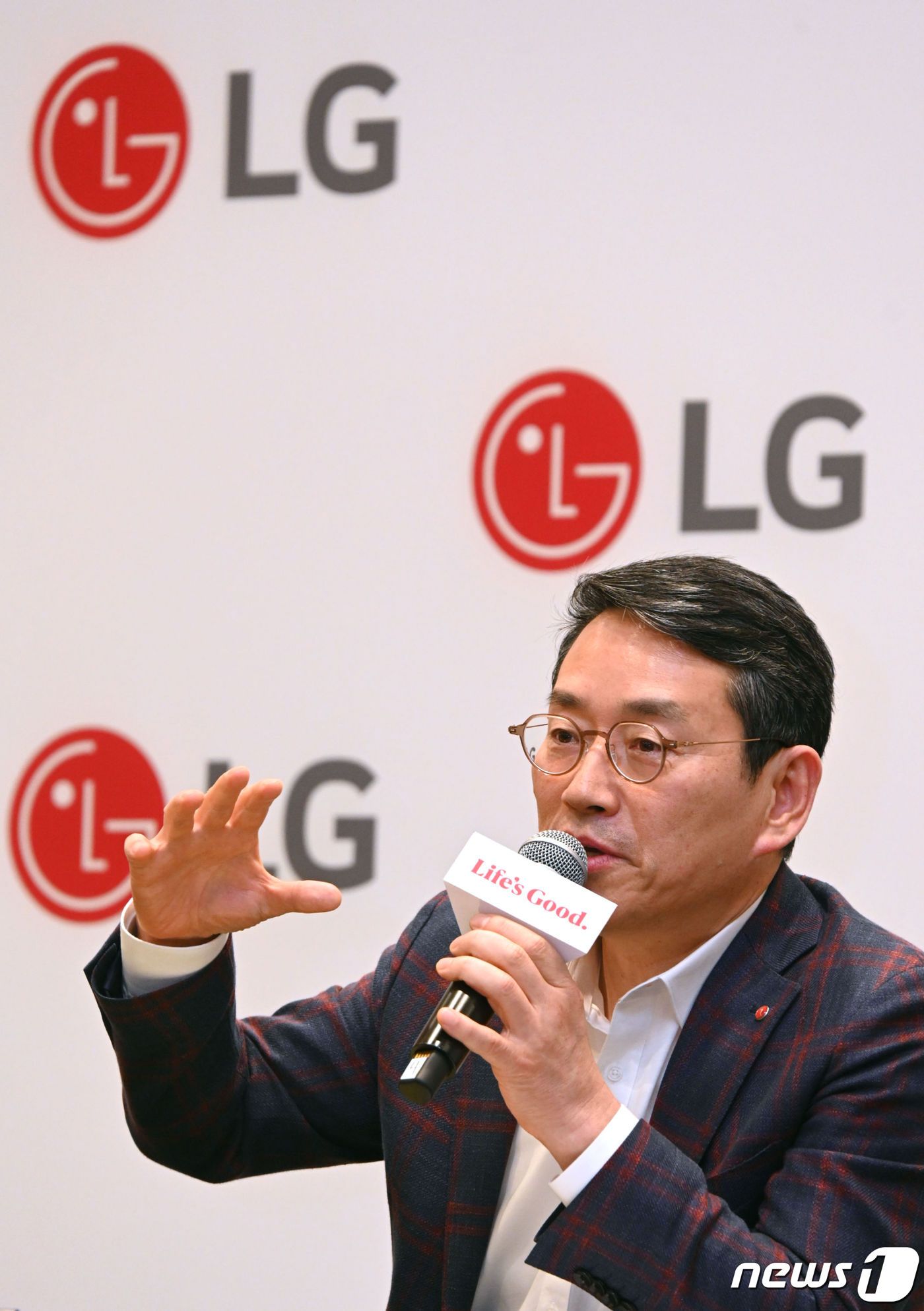 조주완 LG전자 CEO가 지난 1월 미국 라스베이거스에서 열린 &#39;CES 2024&#39; 기자간담회에서 사업 전략을 소개하고 있다. &#40;LG전자 제공&#41;