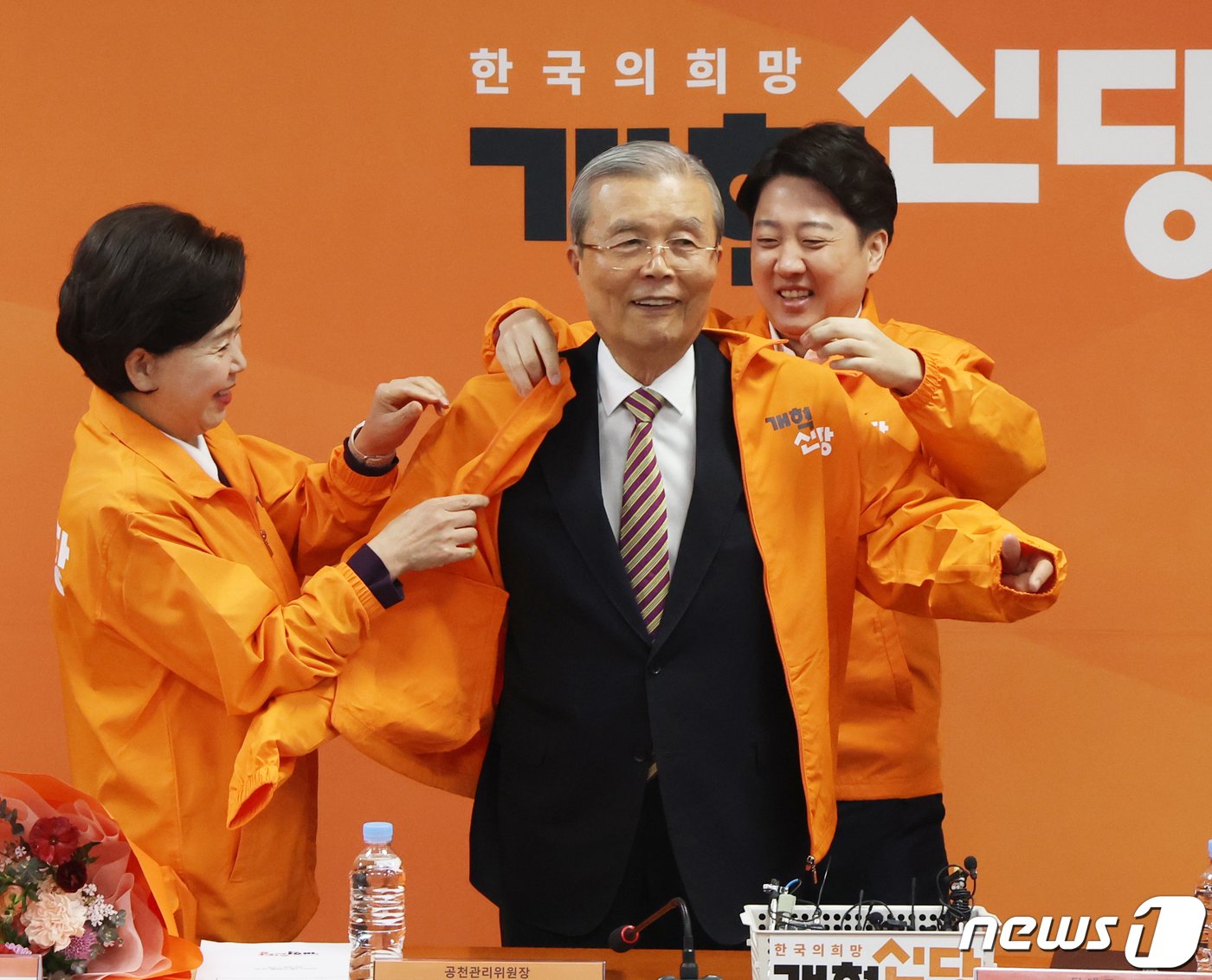 본문 이미지 - 김종인 개혁신당 공천관리위원장이 26일 서울 여의도 국회에서 열린 최고위원회의에서 이준석 대표로부터 옷을 선물 받고있다. 2024.2.26/뉴스1 ⓒ News1 송원영 기자