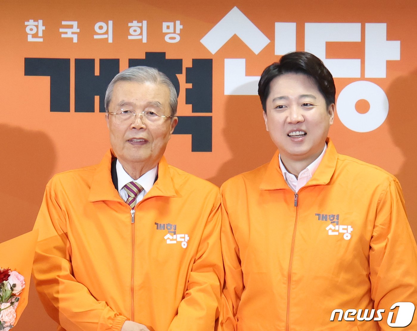 본문 이미지 - 김종인 개혁신당 공천관리위원장이 26일 서울 여의도 국회에서 열린 최고위원회의에서 이준석 대표로부터 옷을 선물 받고있다. 2024.2.26/뉴스1 ⓒ News1 송원영 기자