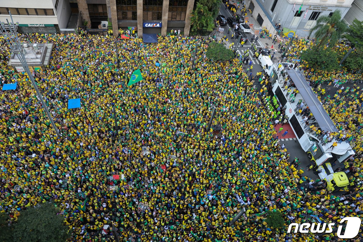 본문 이미지 - 보우소나루 전 브라질 대통령 지지자들이 브라질 수도 상파울루 중심가를 가득 메우고 있다.  ⓒ 로이터=뉴스1 ⓒ News1 박형기 기자