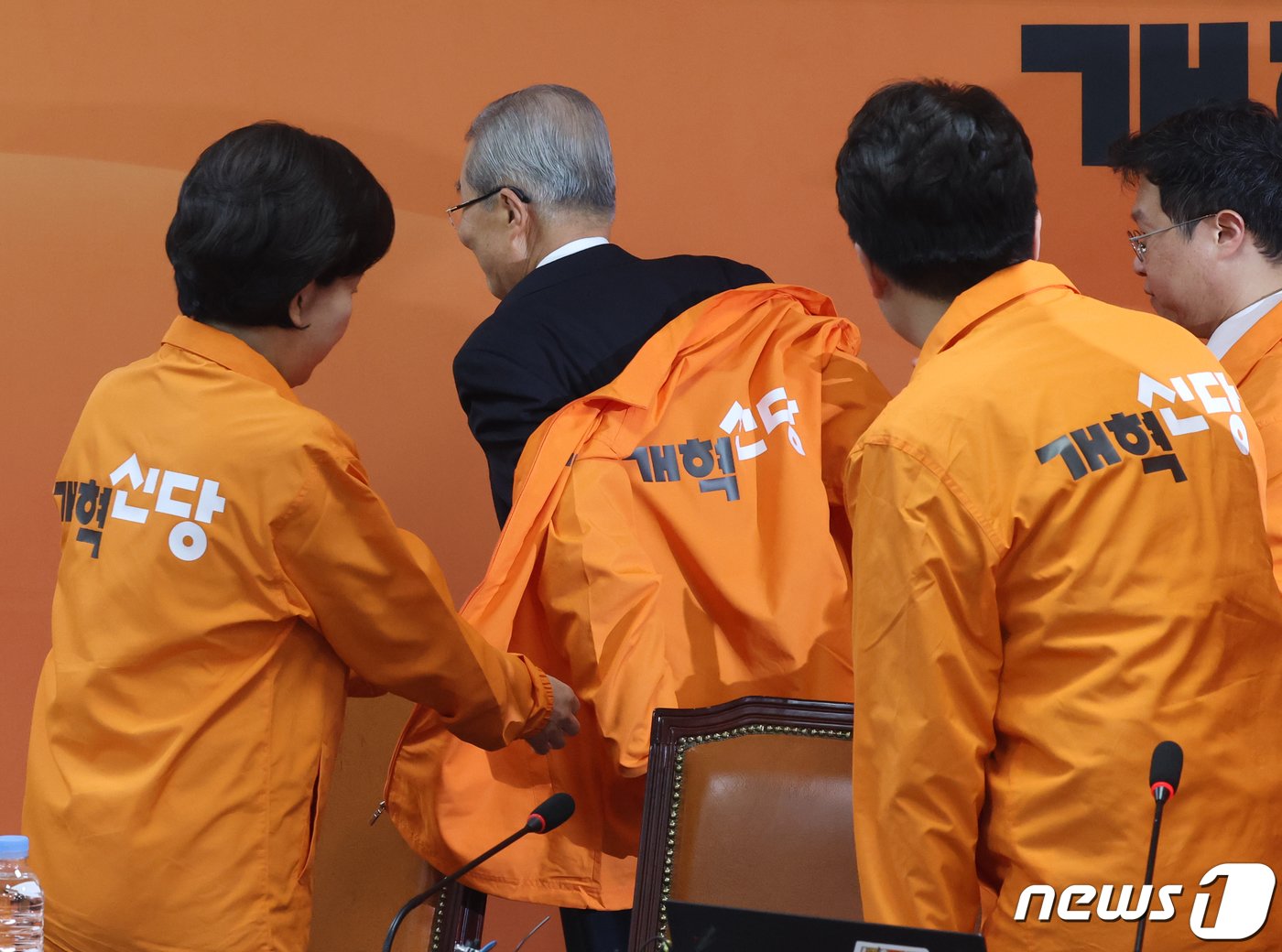 본문 이미지 - 김종인 개혁신당 공천관리위원장이 26일 서울 여의도 국회에서 열린 최고위원회의에서 회의장을 나서며 개혁신당 점퍼를 벗고 있다. 2024.2.26/뉴스1 ⓒ News1 송원영 기자