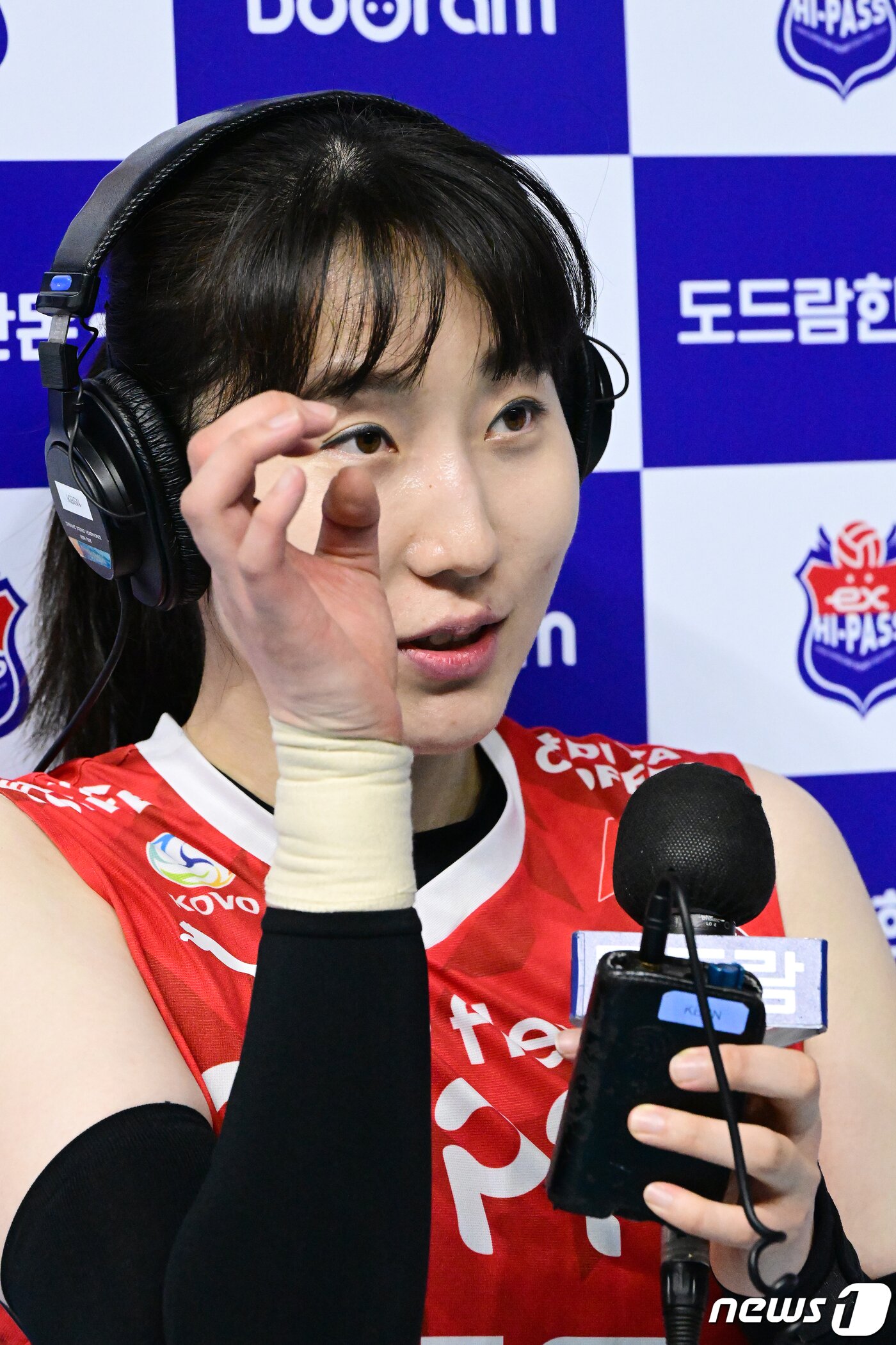 본문 이미지 - 페퍼저축은행 박정아가 23일 한국도로공사전에서 23연패를 끊은 뒤 인터뷰 도중 눈물을 보이고 있다. (KOVO 제공)