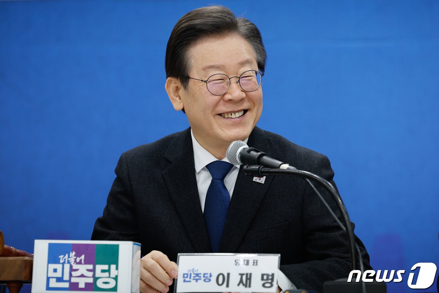 본문 이미지 - 이재명 더불어민주당 대표가 26일 인천 남동구 민주당 인천시당에서 열린 현장 최고위원회의에 참석해 미소짓고 있다. 2024.2.26/뉴스1 ⓒ News1 안은나 기자
