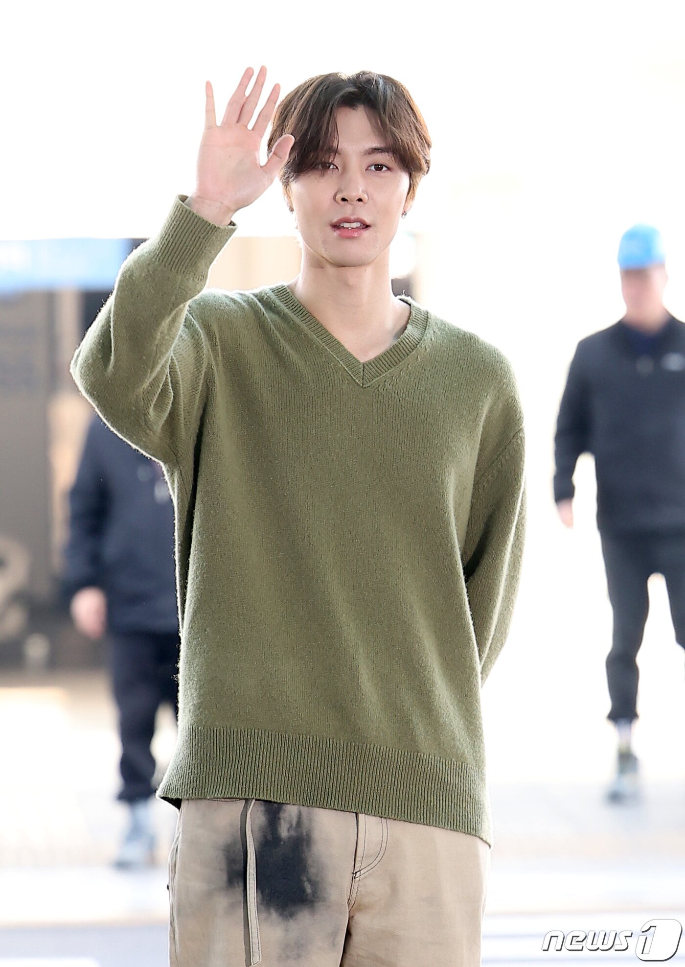 손인사 하는 NCT 쟈니