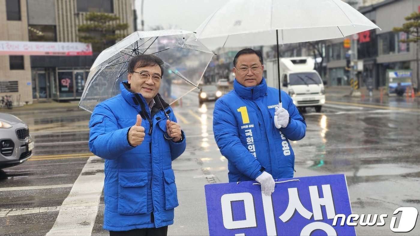 더불어민주당 이경용&#40;오른쪽&#41; 예비후보.2024/2.26/뉴스1