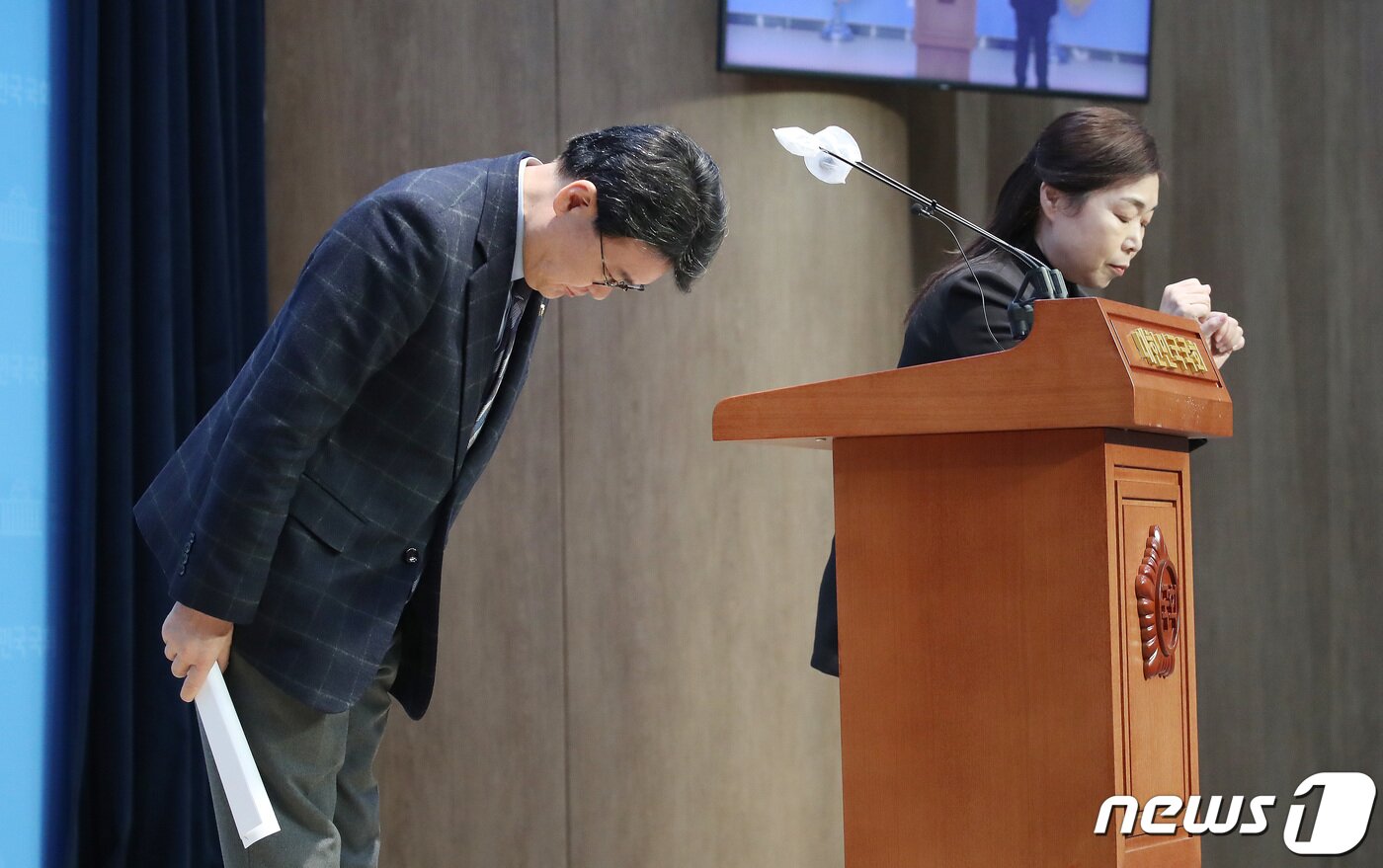 본문 이미지 - 황운하 더불어민주당 의원이 26일 오전 서울 여의도 국회 소통관에서 제22대 국회의원선거(총선) 불출마 기자회견을 마치고 고개 숙여 인사하고 있다. 2024.2.26/뉴스1 ⓒ News1 임세영 기자