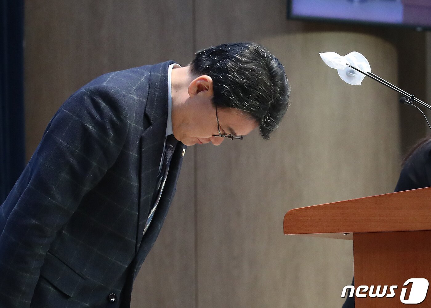 본문 이미지 - 황운하 더불어민주당 의원이 26일 오전 서울 여의도 국회 소통관에서 제22대 국회의원선거(총선) 불출마 기자회견을 마치고 고개 숙여 인사하고 있다. 2024.2.26/뉴스1 ⓒ News1 임세영 기자