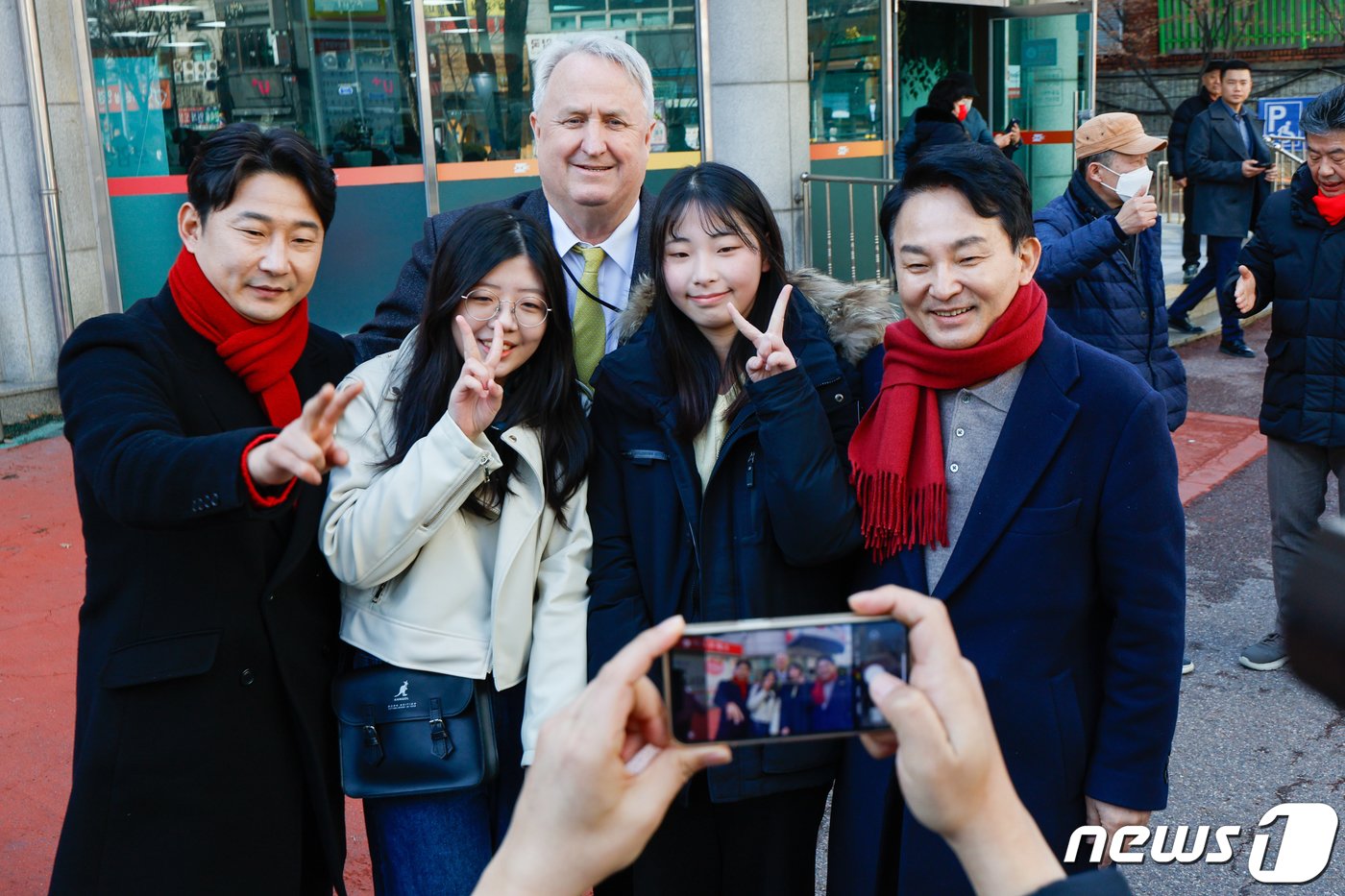 원희룡 국민의힘 인천 계양을 예비후보와 인요한 전 혁신위원장, 이천수 후원회장이 26일 인천 계양우체국 인근에서 시민들과 셀카를 찍고 있다. 2024.2.26/뉴스1 ⓒ News1 안은나 기자