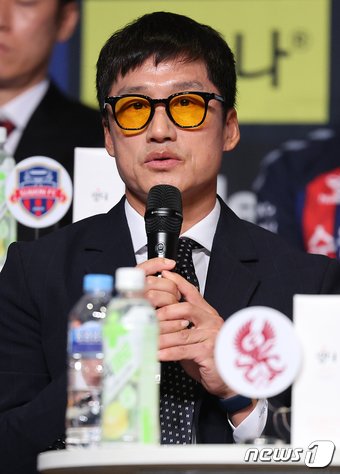 본문 이미지 - 26일 서울 중구 더플라자 호텔 그랜드볼룸에서 열린 '하나은행 K리그1 2024 미디어데이'에서 광주 FC 이정효 감독이 각오를 밝히고 있다. 하나은행 K리그1 2024는 오는 3월 1일 울산 문수축구경기장에서 2023년 정규리그 우승 팀 울산 HD와 FA컵 우승 팀 포항 스틸러스의 라이벌전으로 9개월간의 대장정을 시작한다 . 2024.2.26/뉴스1 ⓒ News1 김진환 기자