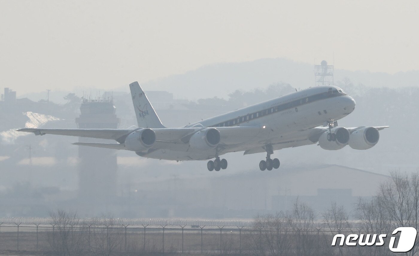 본문 이미지 - 26일 오전 경기 평택시 주한미군 오산공군기지에서 미국 항공우주국(NASA) 연구용 DC-8 항공기가 대기질 관측을 위해 이륙하고 있다. 2024.2.26/뉴스1 ⓒ News1 김영운 기자