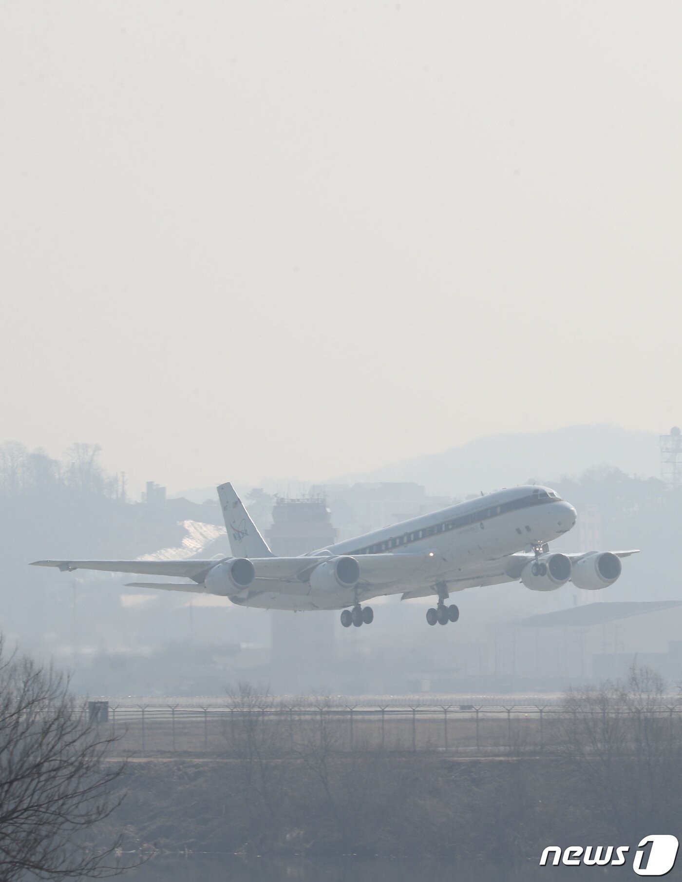 본문 이미지 - 26일 오전 경기 평택시 주한미군 오산공군기지에서 미국 항공우주국(NASA) 연구용 DC-8 항공기가 대기질 관측을 위해 이륙하고 있다. 2024.2.26/뉴스1 ⓒ News1 김영운 기자