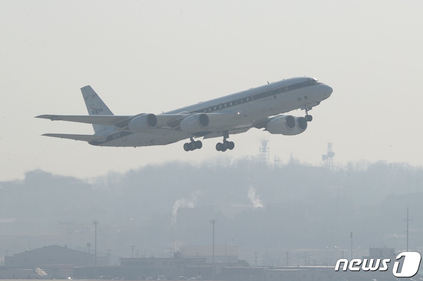 본문 이미지 - 26일 오전 경기 평택시 주한미군 오산공군기지에서 미국 항공우주국(NASA) 연구용 DC-8 항공기가 대기질 관측을 위해 이륙하고 있다. 2024.2.26/뉴스1 ⓒ News1 김영운 기자