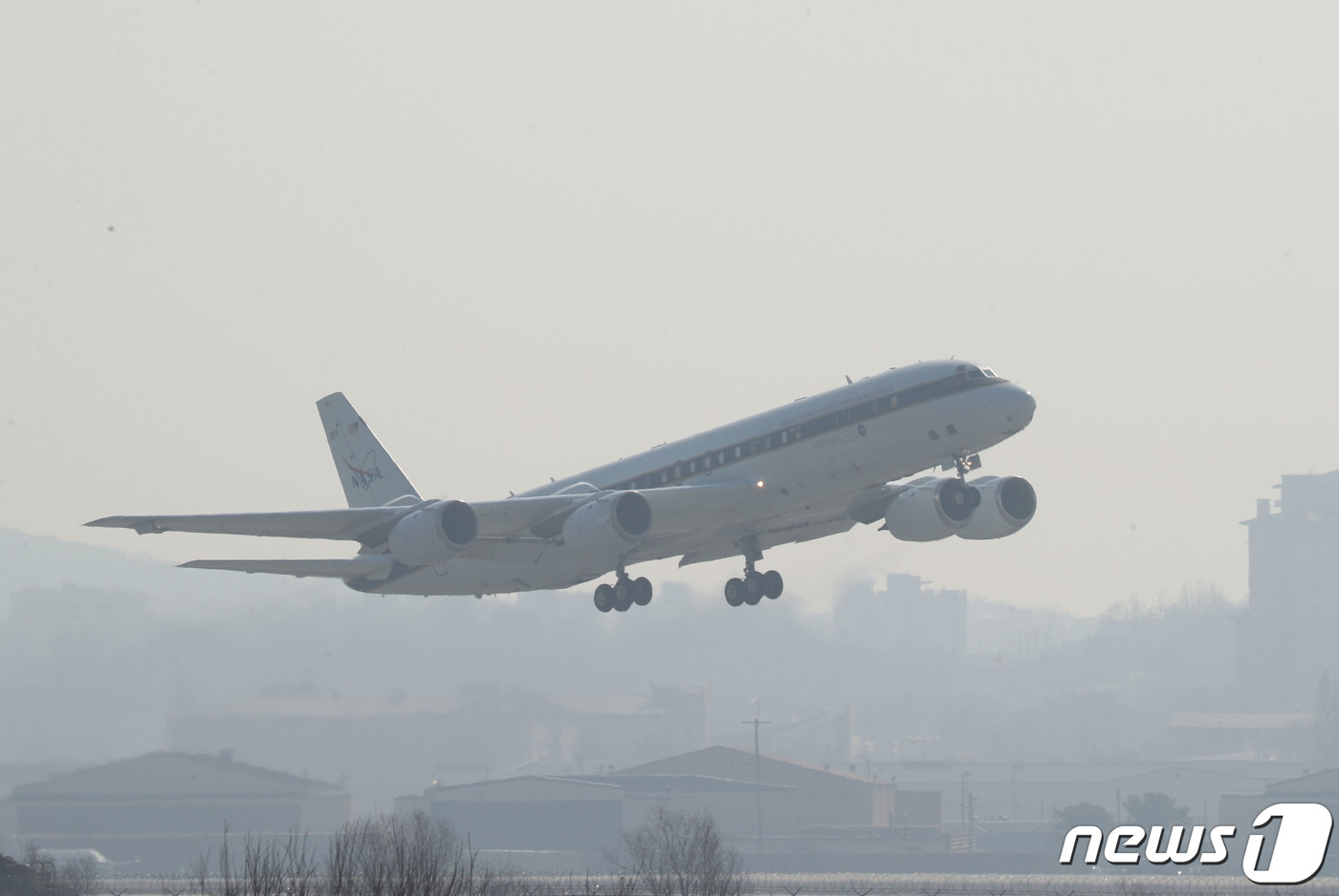 (평택=뉴스1) 김영운 기자 = 26일 오전 경기 평택시 주한미군 오산공군기지에서 미국 항공우주국(NASA) 연구용 DC-8 항공기가 대기질 관측을 위해 이륙하고 있다.DC-8은 …