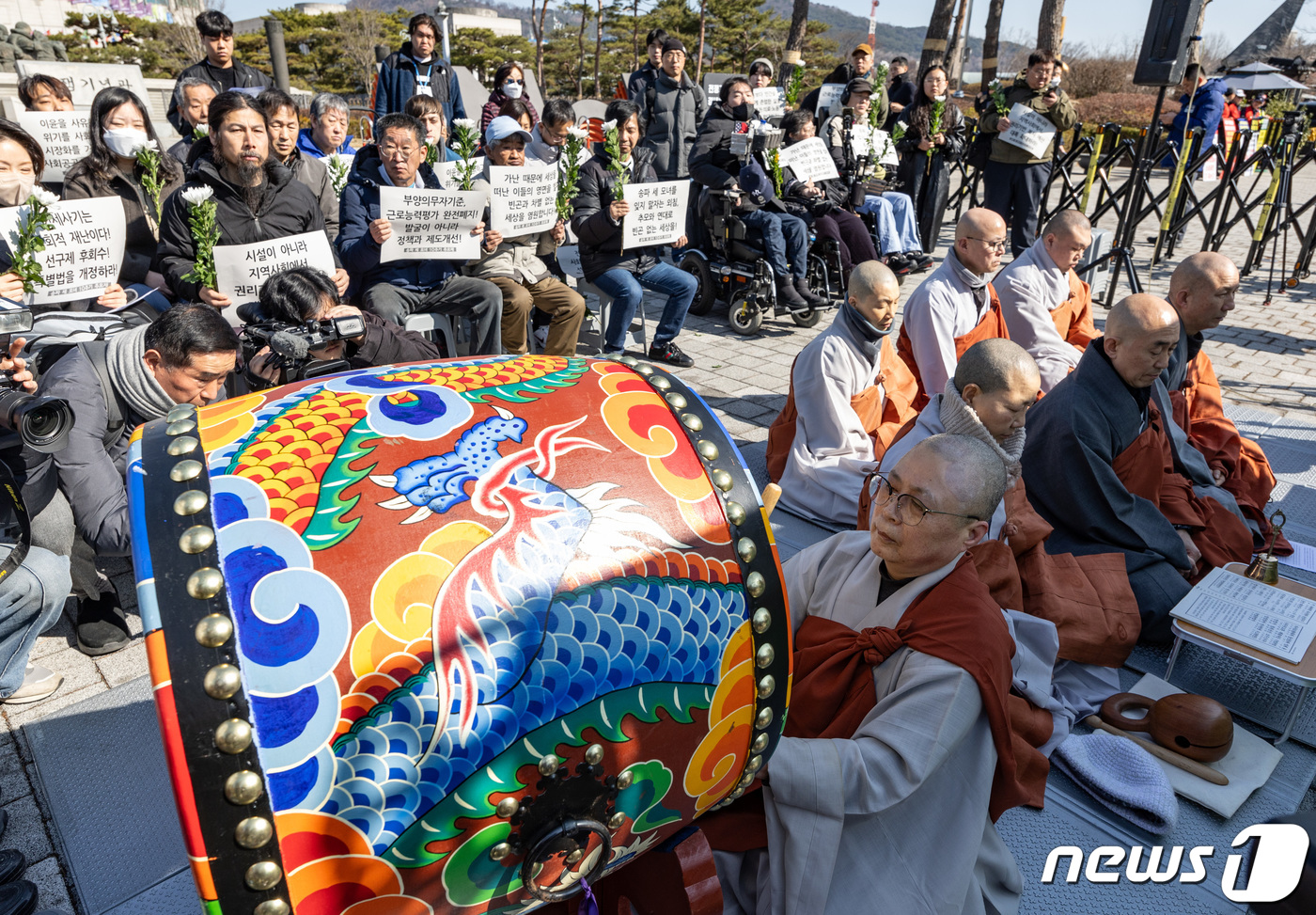 (서울=뉴스1) 이재명 기자 = 26일 오전 서울 용산구 전쟁기념관 앞에서 송파 세 모녀 10주기 추모제가 열리고 있다. 2024.2.26/뉴스1