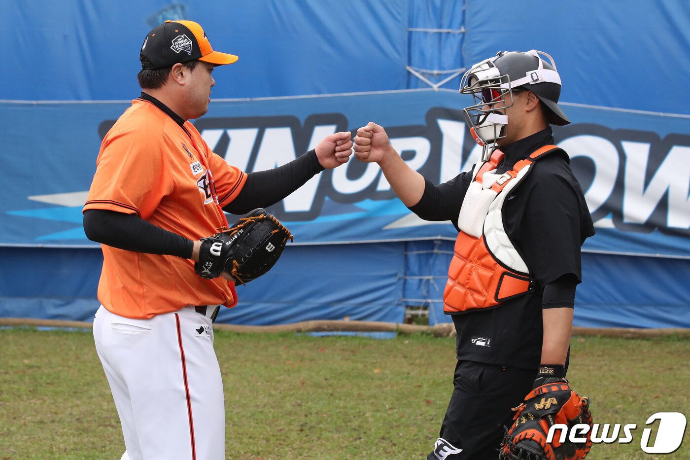 본문 이미지 - 한화 류현진이 26일 오전 일본 오키나와 아카마구장에서 불펜 피칭을 마친뒤 이재원과 인사나누고 있다. 한화는 이날 아카마구장에서 삼성과 연습경기를 치른다.2024.2.26/뉴스1 ⓒ News1 이광호 기자