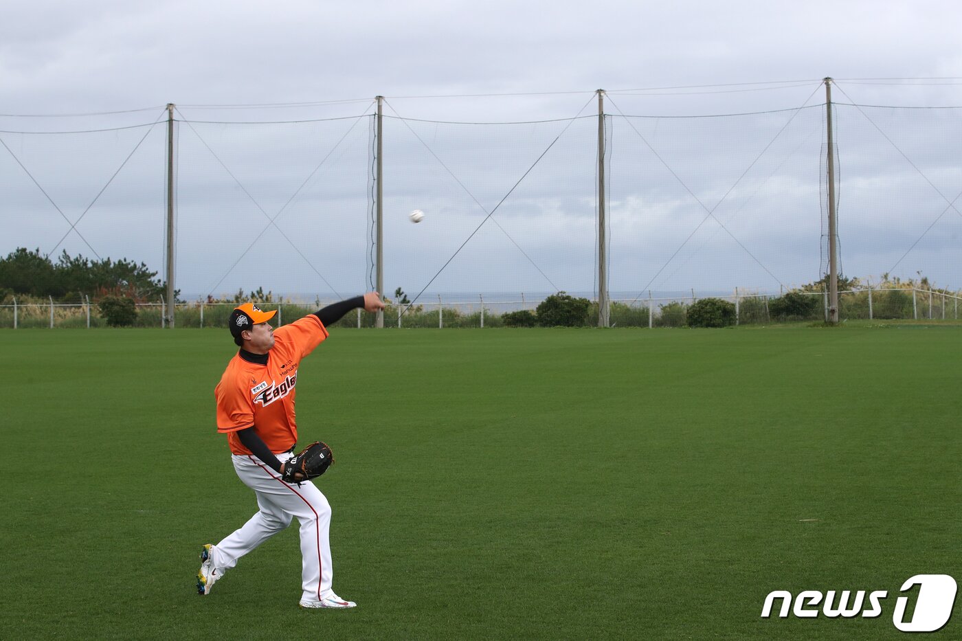본문 이미지 - 한화 류현진이 26일 오전 일본 오키나와 아카마구장에서 캐치볼을 하며 몸을 풀고 있다. 한화는 이날 아카마구장에서 삼성과 연습경기를 치른다.2024.2.26/뉴스1 ⓒ News1 이광호 기자