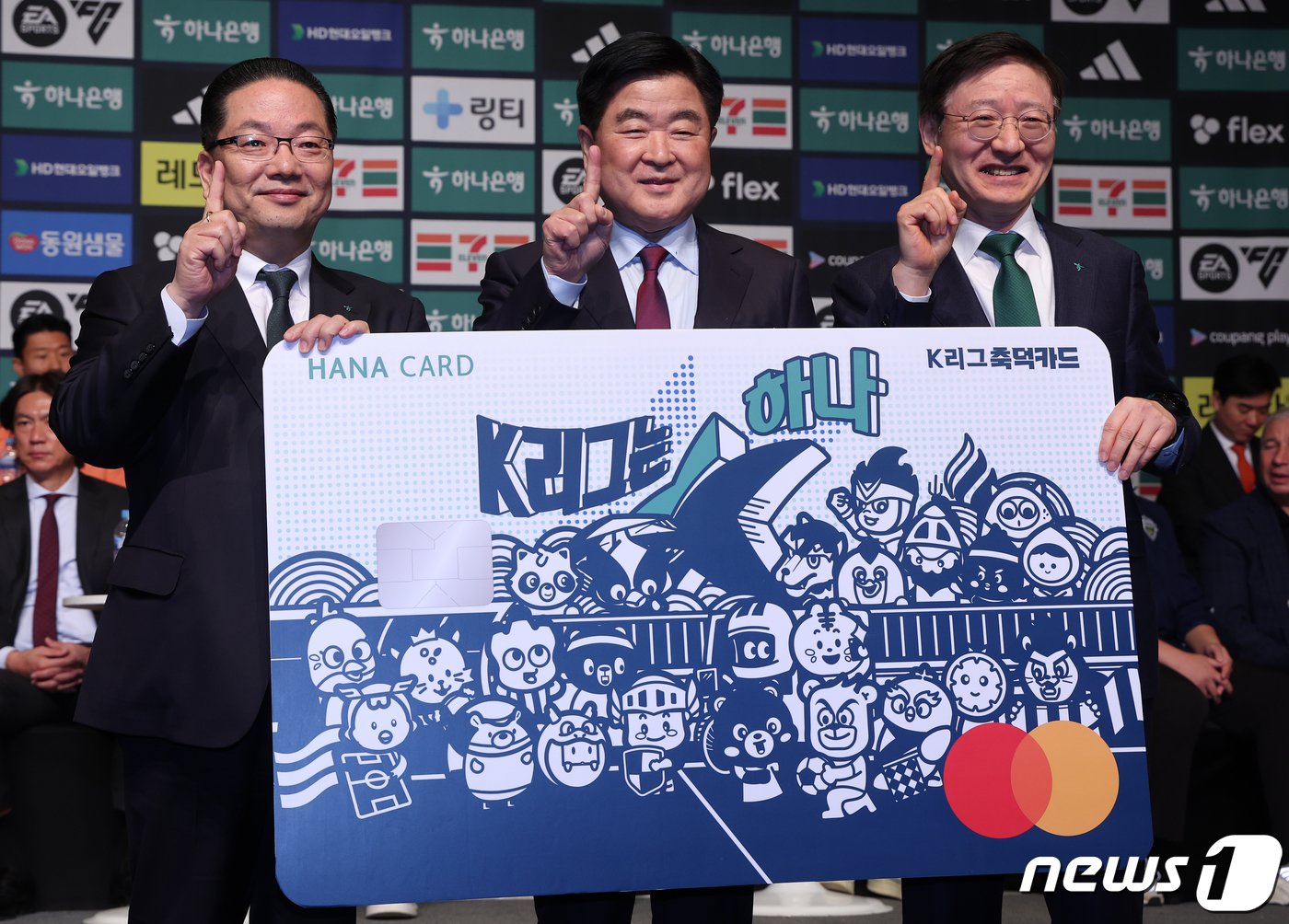 본문 이미지 - 26일 서울 중구 더플라자 호텔 그랜드볼룸에서 열린 '하나은행 K리그1 2024 미디어데이'에서 이호성 하나카드 대표이상(왼쪽부터), 권오갑 한국프로축구연맹 총재, 이승열 하나은행장이 'K리그 축덕카드' 모형을 들고 포즈를 취하고 있다. 하나은행 K리그1 2024는 오는 3월 1일 울산 문수축구경기장에서 2023년 정규리그 우승 팀 울산 HD와 FA컵 우승 팀 포항 스틸러스의 라이벌전으로 9개월간의 대장정을 시작한다 . 2024.2.26/뉴스1 ⓒ News1 김진환 기자