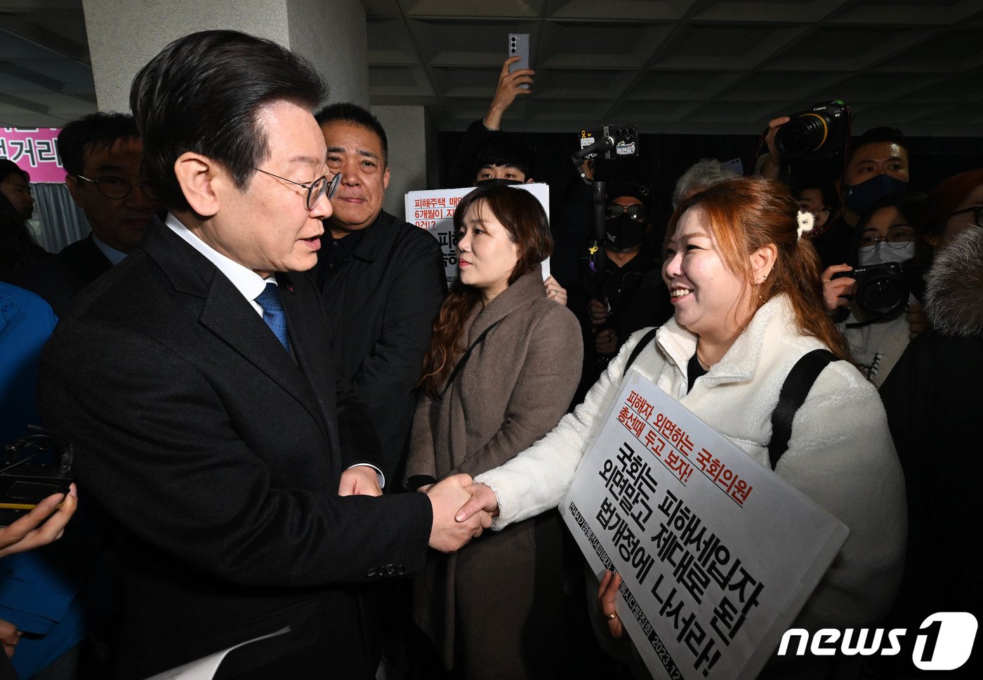 본문 이미지 - 이재명 더불어민주당 대표가 26일 인천 미추홀구의 한 전세사기 피해가구를 방문해 피해대책위 회원들과 인사하고 있다. (공동취재) 2024.2.26/뉴스1 ⓒ News1 안은나 기자