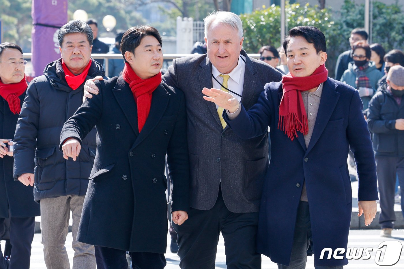 본문 이미지 - 원희룡 국민의힘 인천 계양을 예비후보&#40;오른쪽부터&#41;와 인요한 전 혁신위원장, 이천수 후원회장이 26일 인천 계양우체국 인근에서 시민들과 인사를 나누던 중 대화하고 있다. 2024.2.26/뉴스1 ⓒ News1 안은나 기자