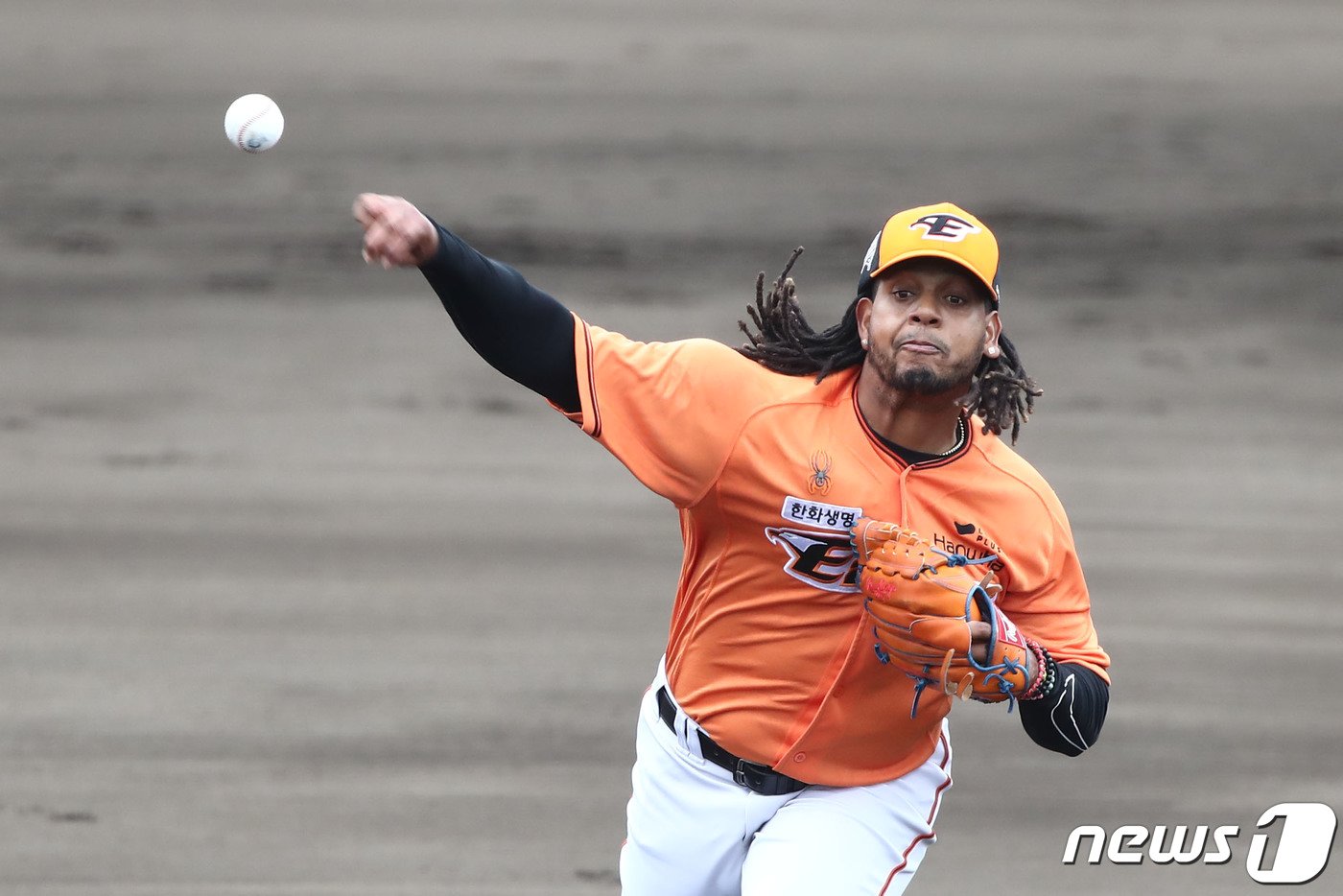 본문 이미지 - 역투하는 한화 이글스 외국인 투수 펠릭스 페냐. 2024.2.26/뉴스1 ⓒ News1 이광호 기자