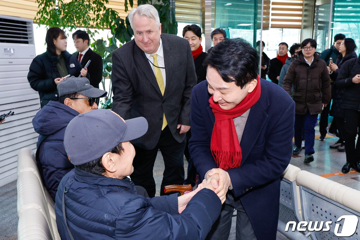본문 이미지 - 원희룡 국민의힘 인천 계양을 예비후보와 인요한 전 혁신위원장, 이천수 후원회장이 26일 인천 계양우체국을 찾아 시민들과 인사하고 있다. 2024.2.26/뉴스1 ⓒ News1 안은나 기자