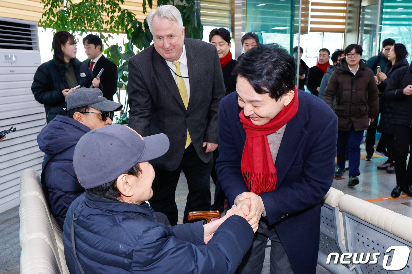 원희룡 국민의힘 인천 계양을 예비후보와 인요한 전 혁신위원장, 이천수 후원회장이 26일 인천 계양우체국을 찾아 시민들과 인사하고 있다. 2024.2.26/뉴스1 ⓒ News1 안은나 기자