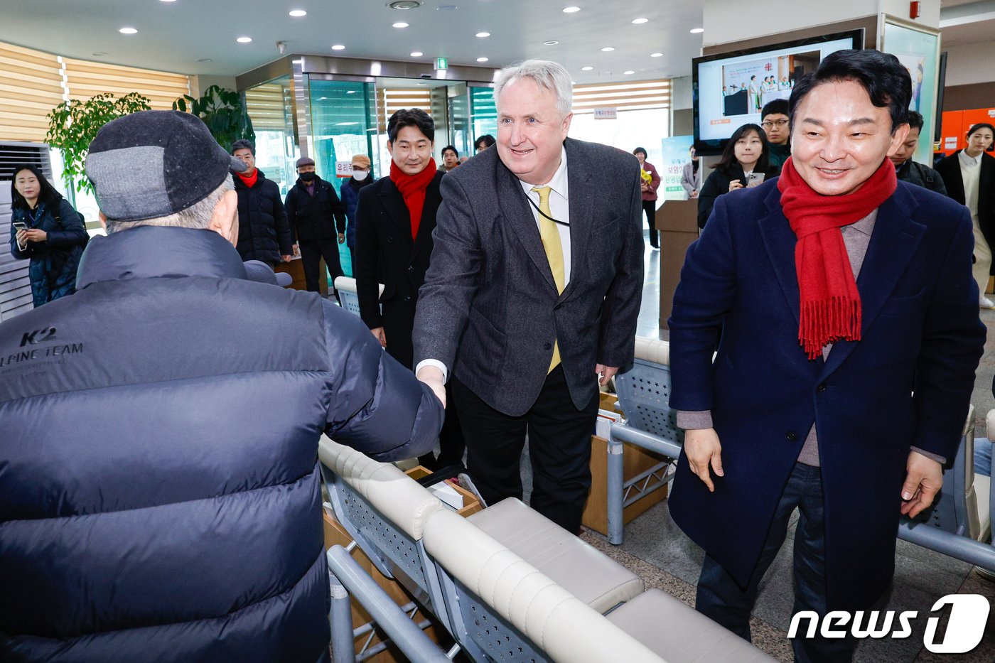 원희룡 국민의힘 인천 계양을 예비후보와 인요한 전 혁신위원장, 이천수 후원회장이 26일 인천 계양우체국을 찾아 시민들과 인사하고 있다. 2024.2.26/뉴스1 ⓒ News1 안은나 기자