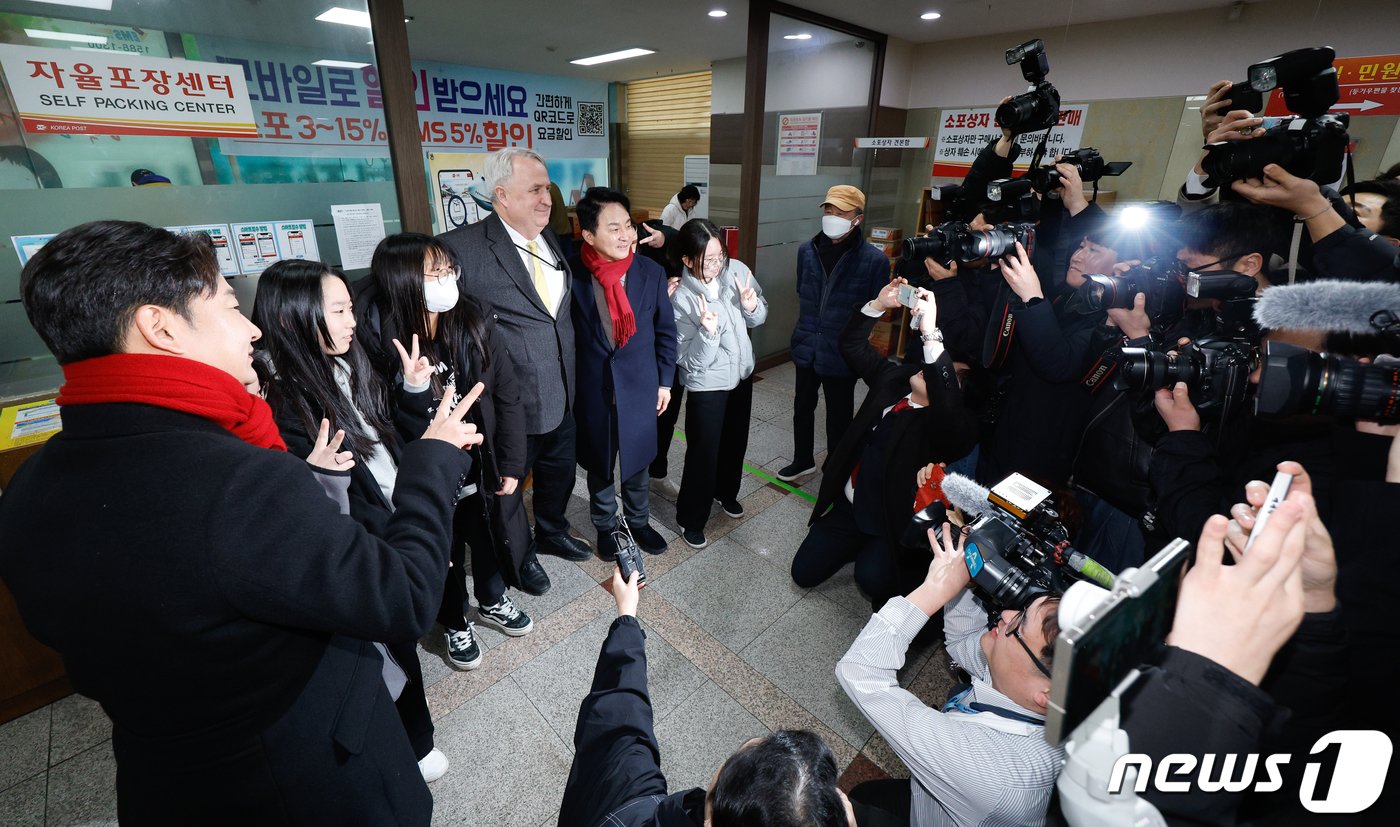 원희룡 국민의힘 인천 계양을 예비후보와 인요한 전 혁신위원장, 이천수 후원회장이 26일 인천 계양우체국을 찾아 시민들과 기념 촬영하고 있다. 2024.2.26/뉴스1 ⓒ News1 안은나 기자