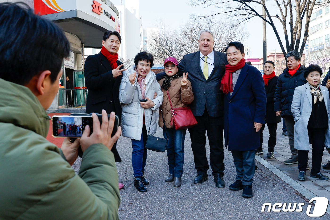 (인천=뉴스1) 안은나 기자 = 원희룡 국민의힘 인천 계양을 예비후보와 인요한 전 혁신위원장, 이천수 후원회장이 26일 인천 계양우체국 인근에서 시민들과 기념 촬영하고 있다. 20 …