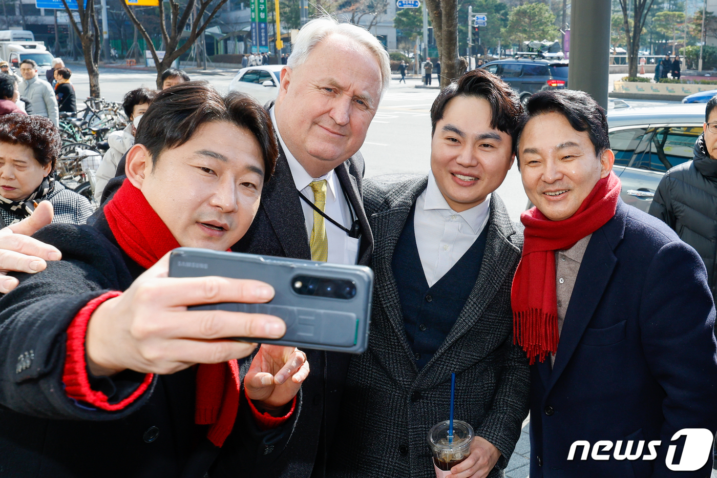 (인천=뉴스1) 안은나 기자 = 원희룡 국민의힘 인천 계양을 예비후보와 인요한 전 혁신위원장, 이천수 후원회장이 26일 인천 계양우체국 인근에서 시민들과 스마트폰 셀카를 찍고 있다 …