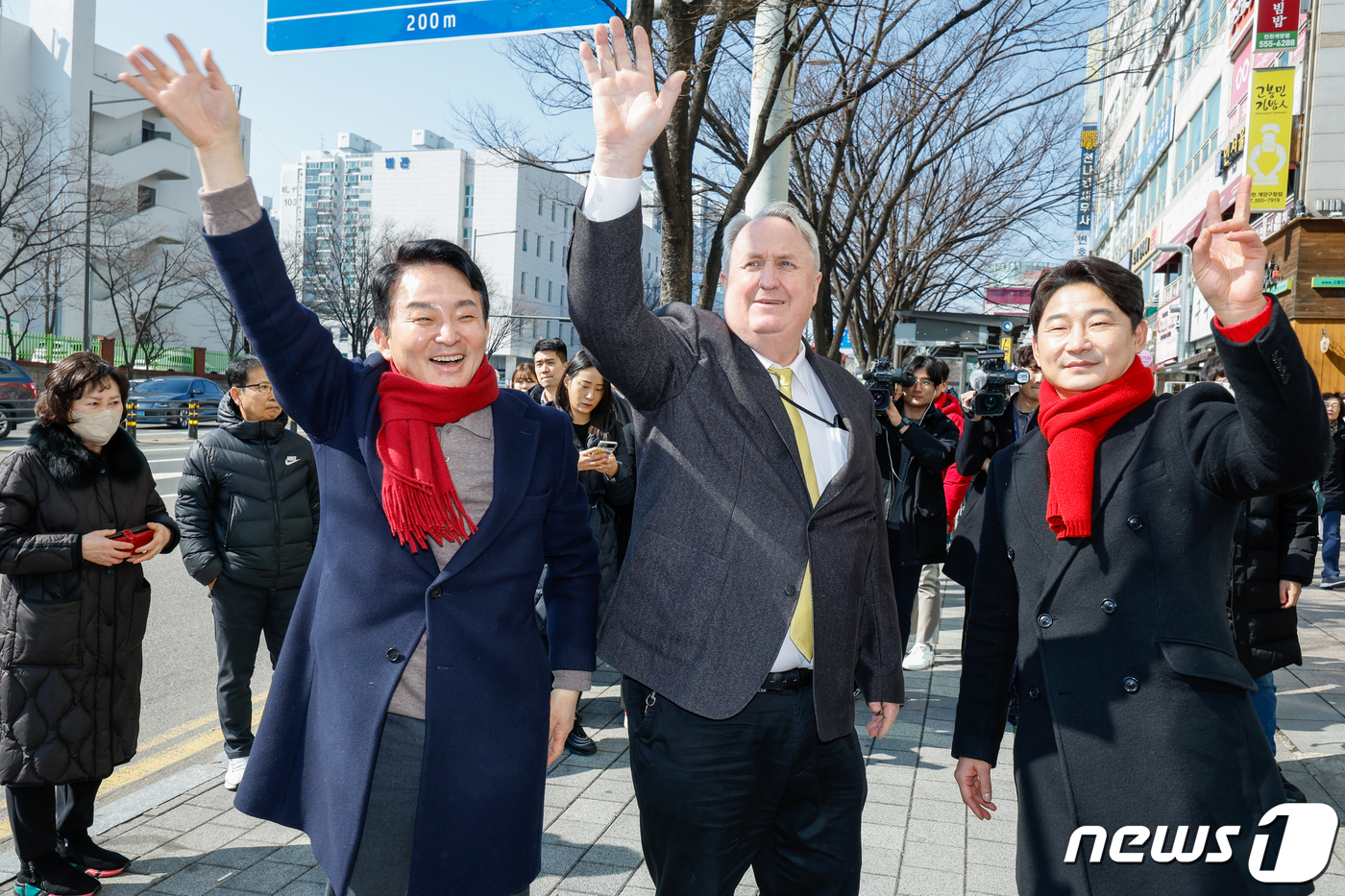 (인천=뉴스1) 안은나 기자 = 원희룡 국민의힘 인천 계양을 예비후보(왼쪽부터)와 인요한 전 혁신위원장, 이천수 후원회장이 26일 인천 계양우체국 인근에서 시민들을 향해 인사하고 …